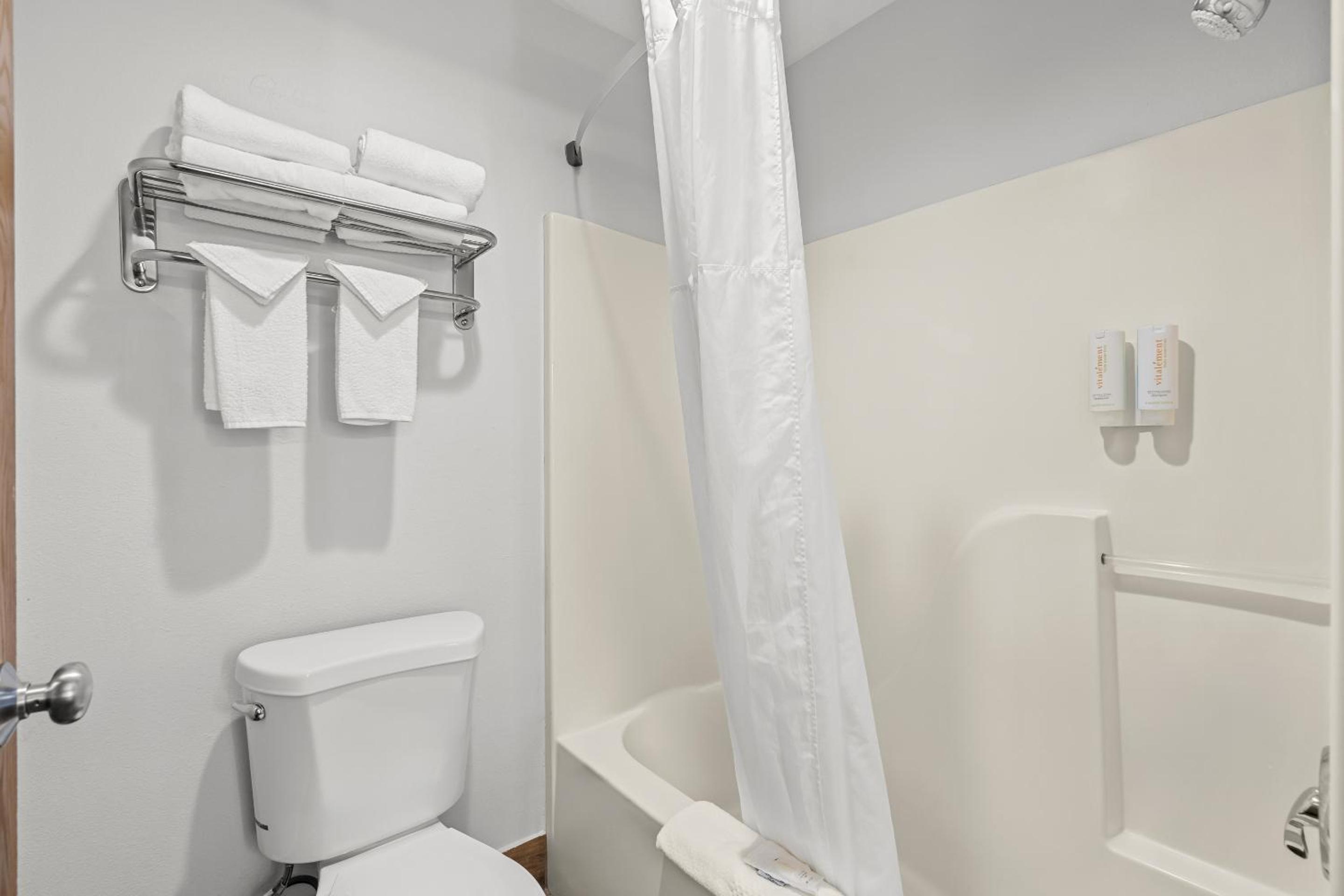Quadruple Room with Two Queen Beds - Non Smoking - Photo 2