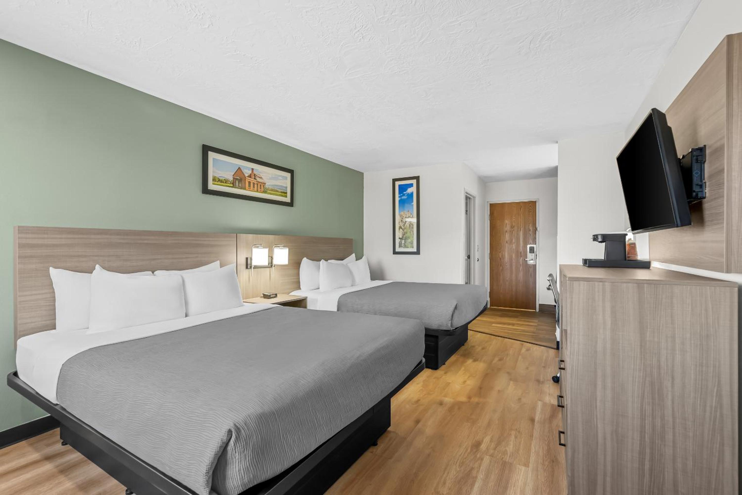 Quadruple Room with Two Queen Beds - Non Smoking - Photo 1