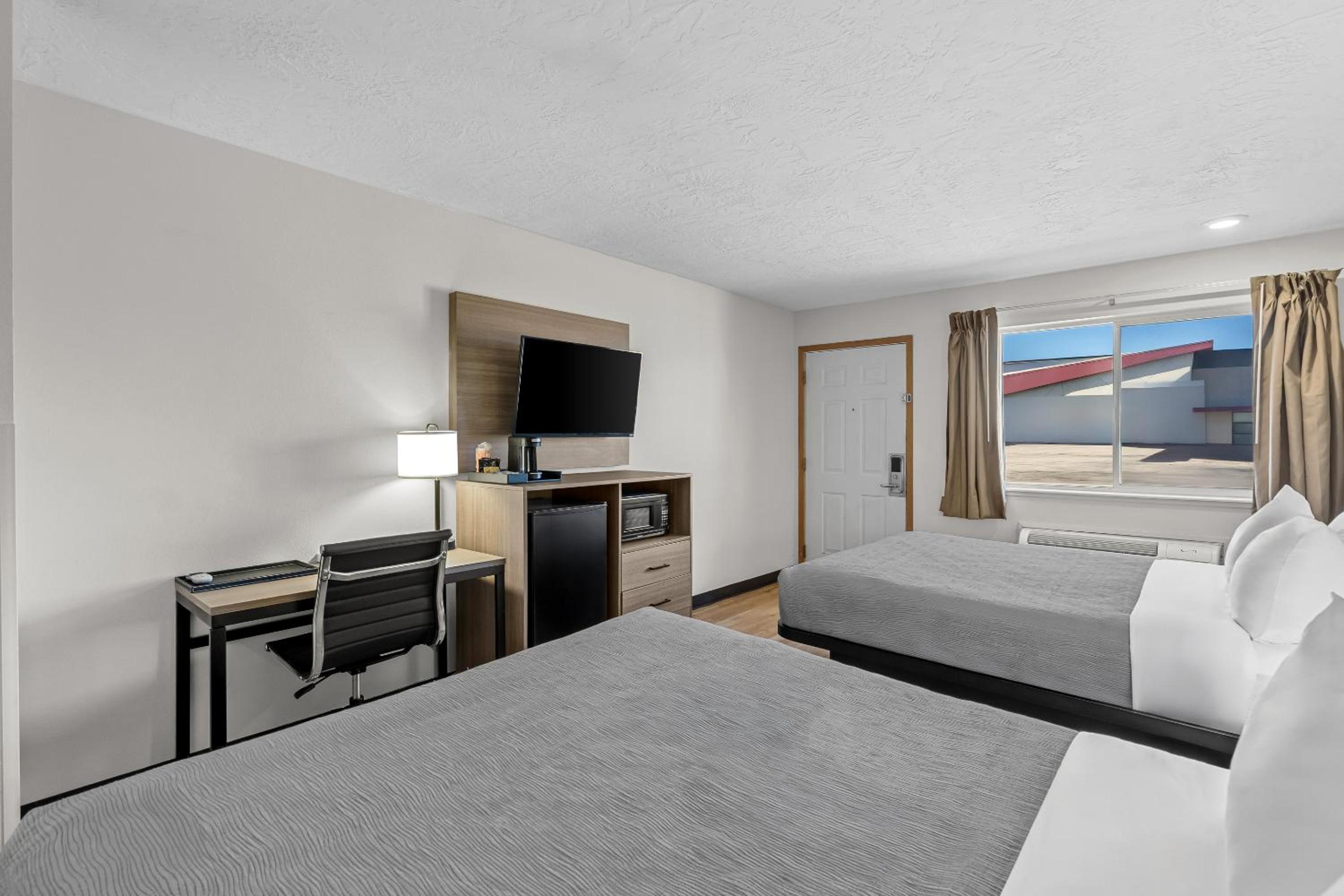 Quadruple Room with Two Queen Beds - Non Smoking - Photo 4