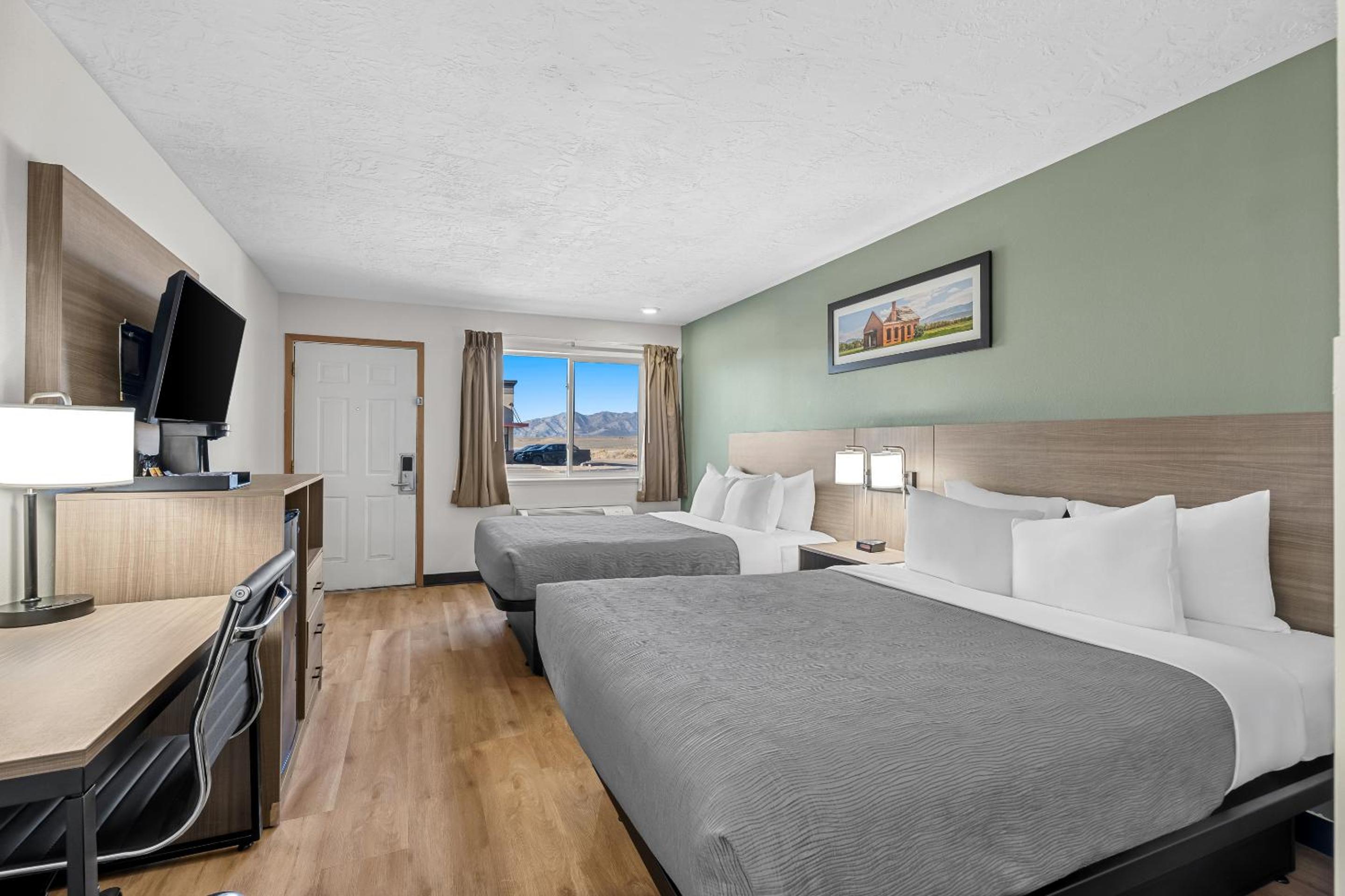 Quadruple Room with Two Queen Beds - Non Smoking - Photo 3
