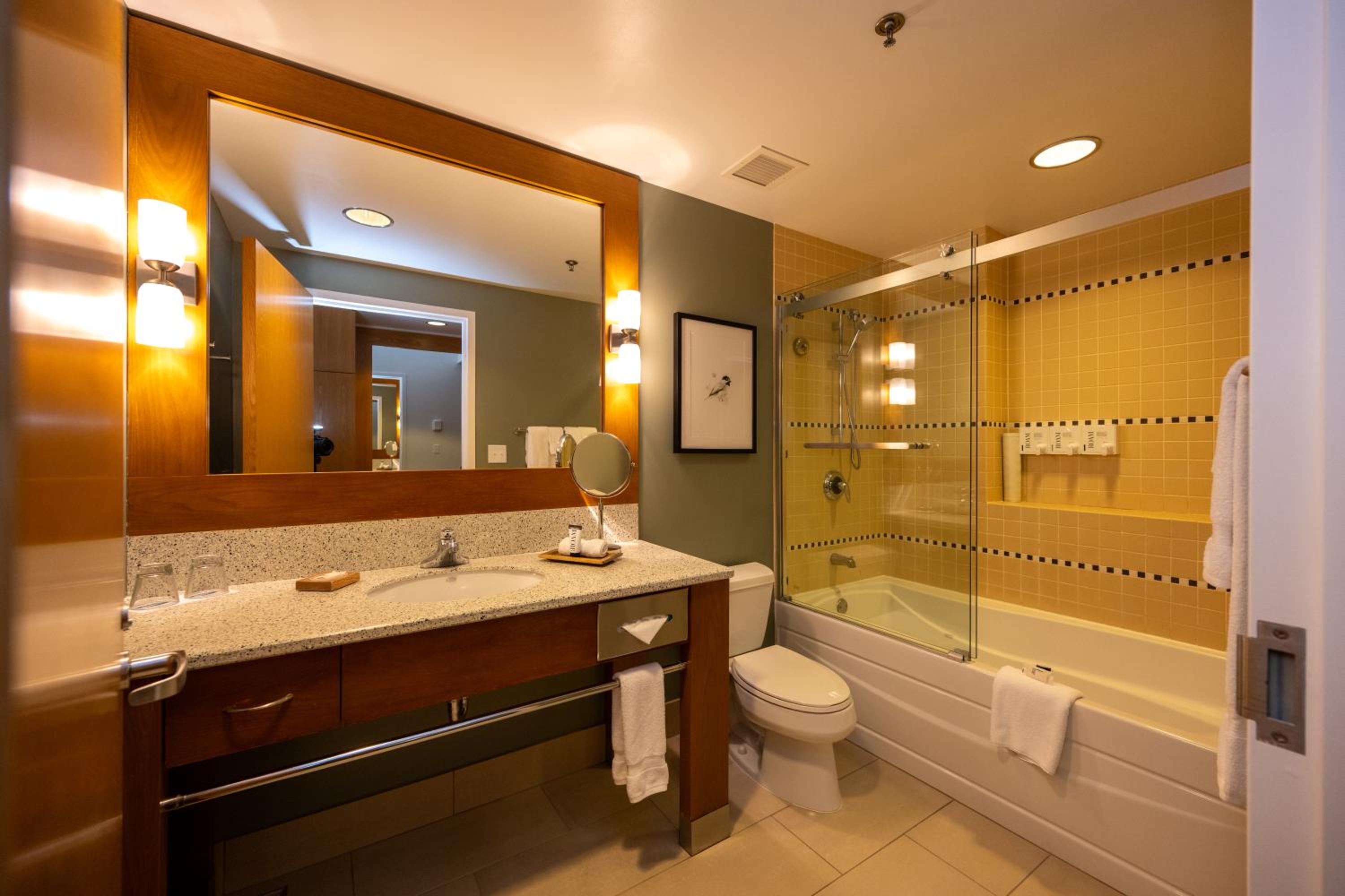 Deluxe Queen Room with Two Queen Beds - Photo 3
