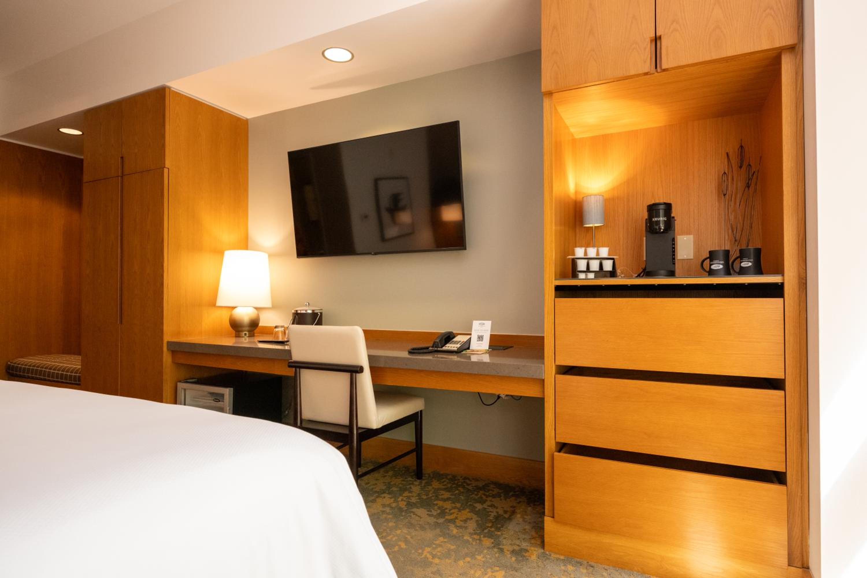 Deluxe Queen Room with Two Queen Beds - Photo 4