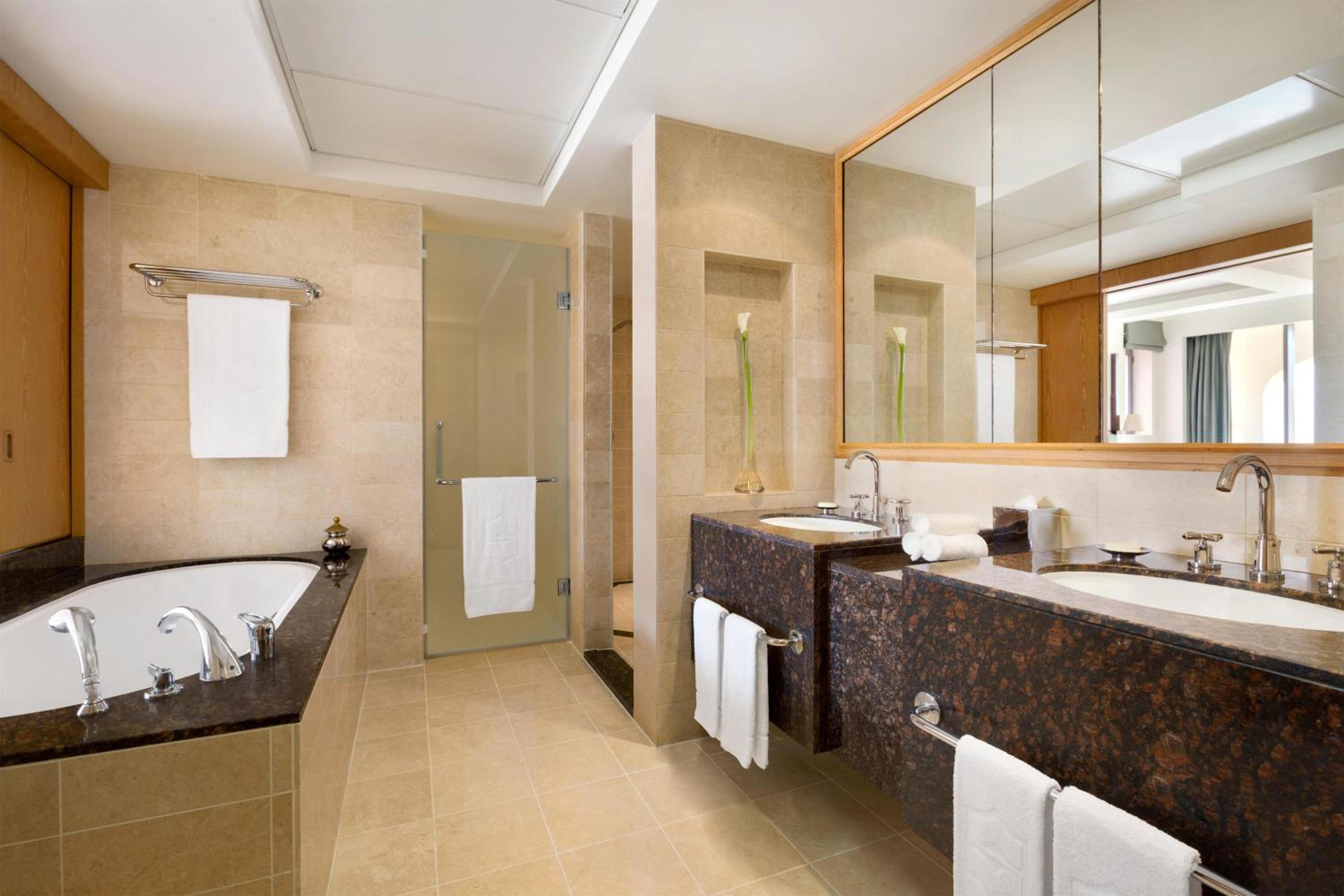 One-Bedroom Deluxe King Suite with Sea View - Photo 1