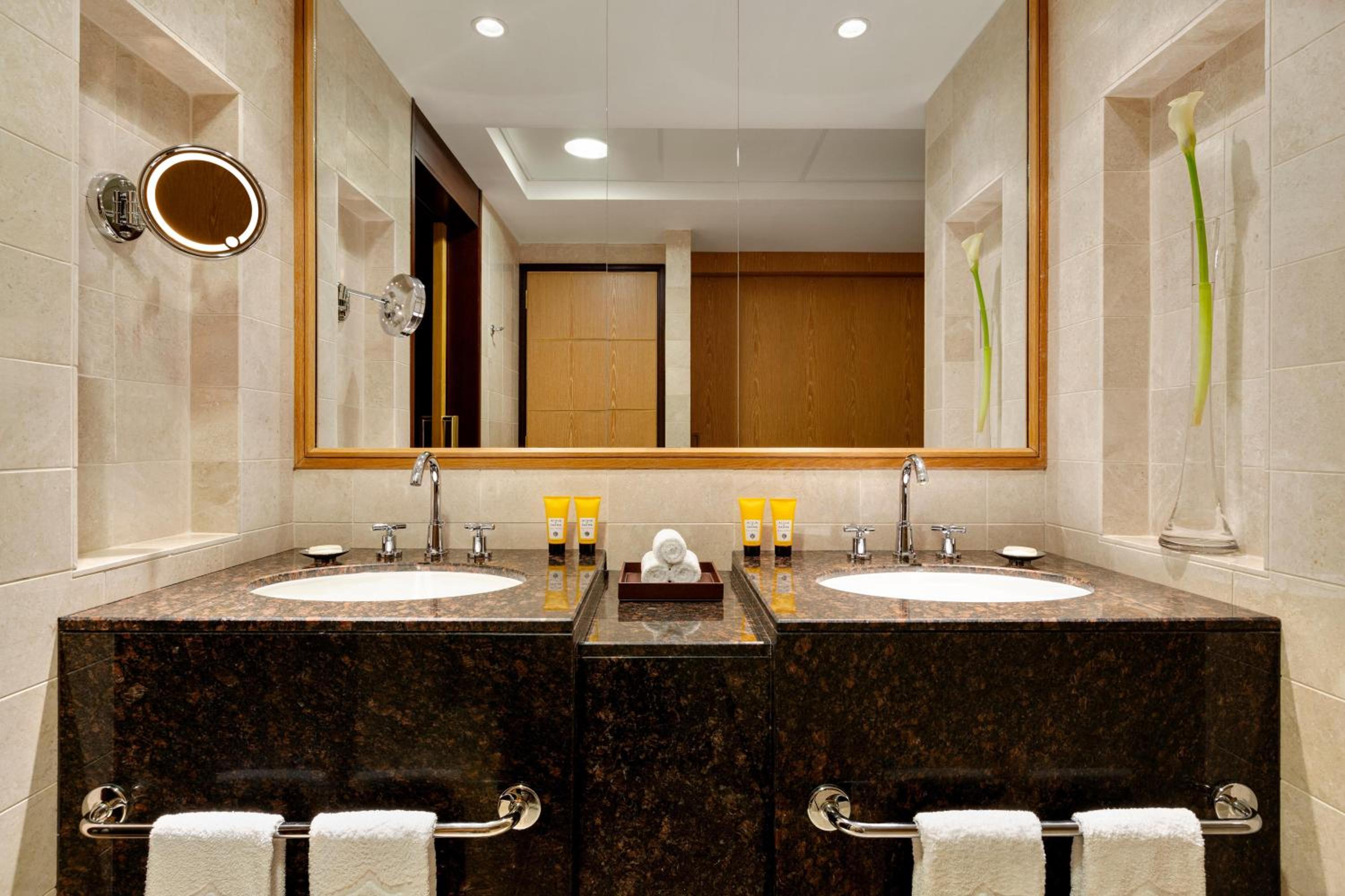 One-Bedroom Deluxe King Suite with Sea View - Photo 8