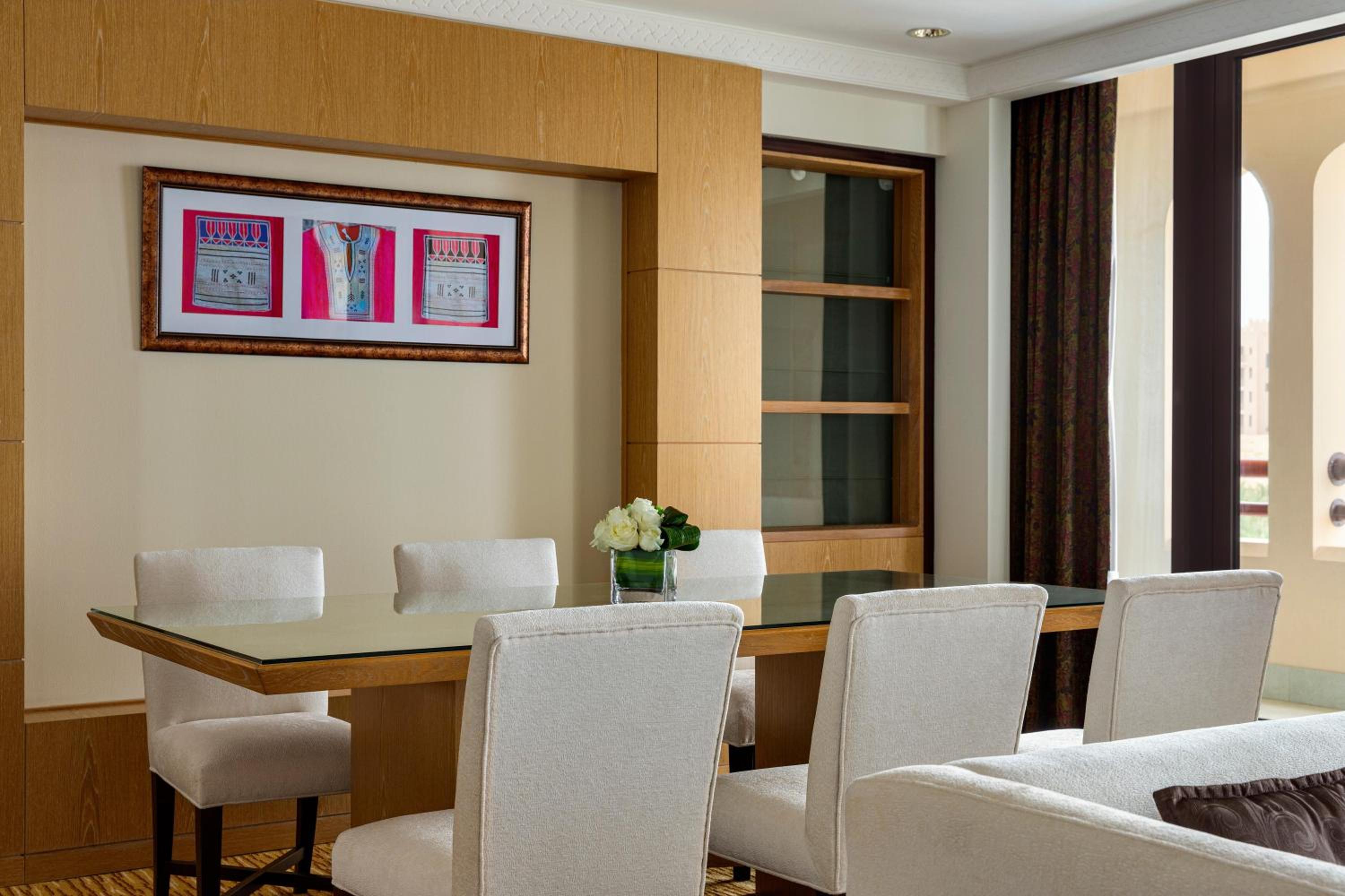 One-Bedroom Deluxe King Suite with Sea View - Photo 2
