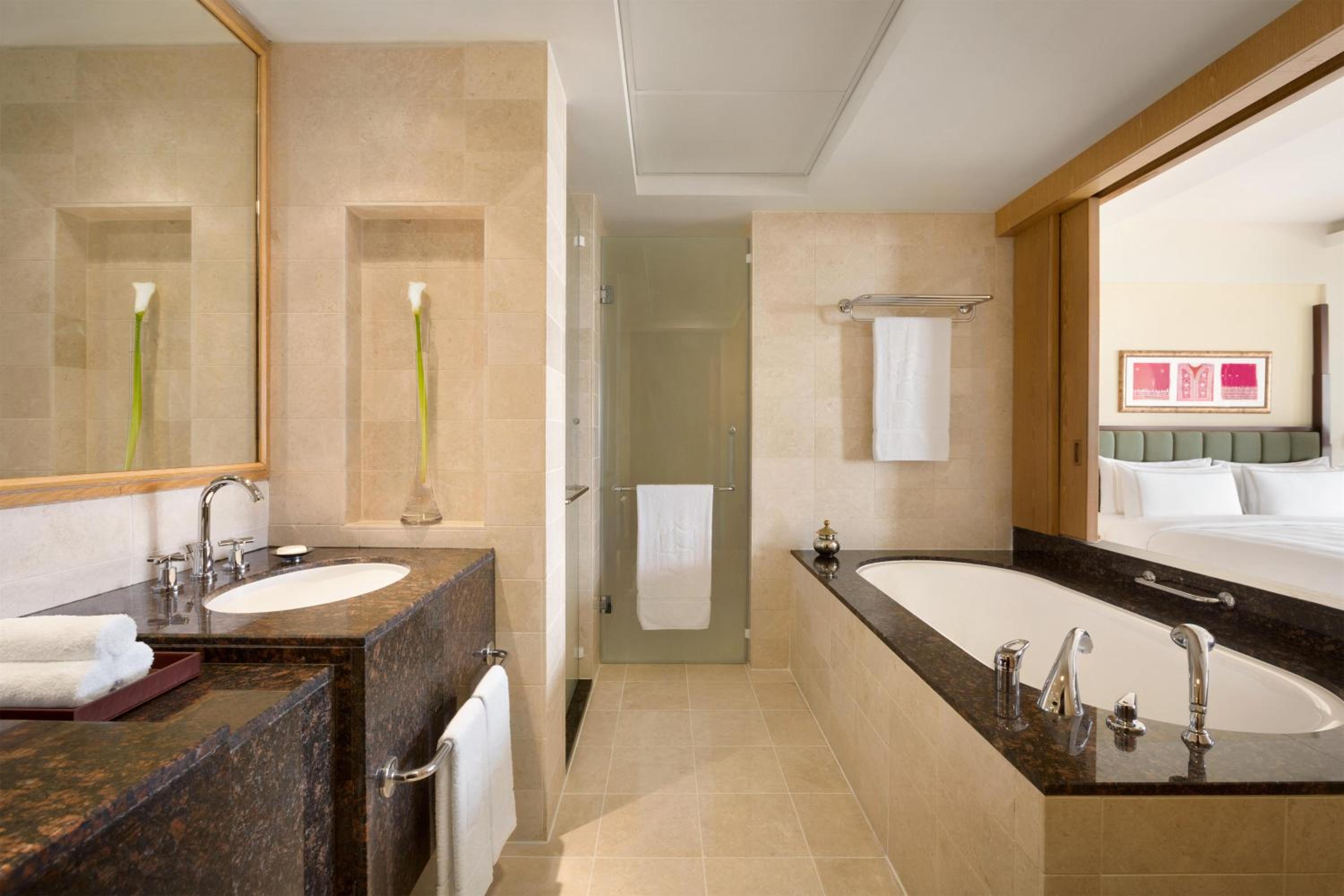One-Bedroom Deluxe King Suite with Sea View - Photo 3