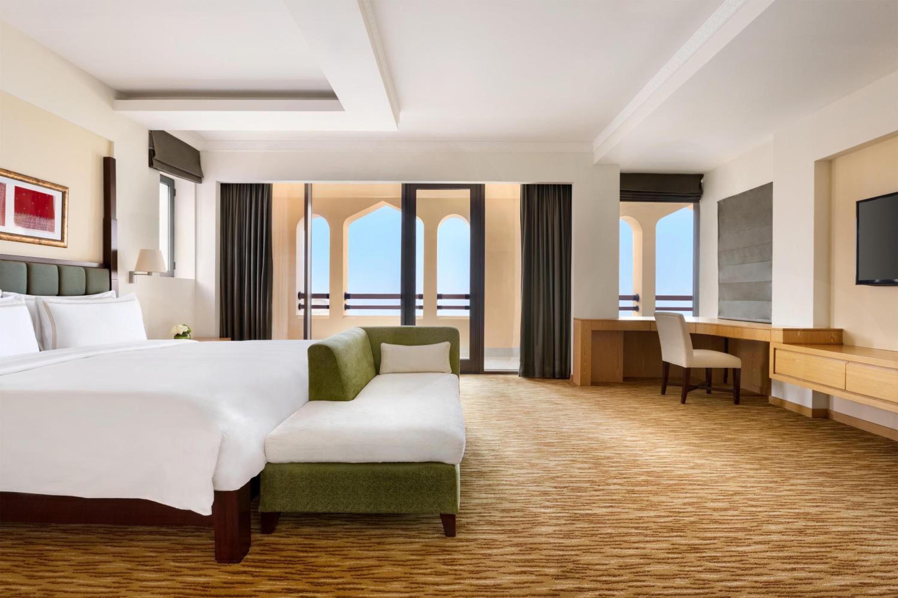One-Bedroom Deluxe King Suite with Sea View - Photo 4