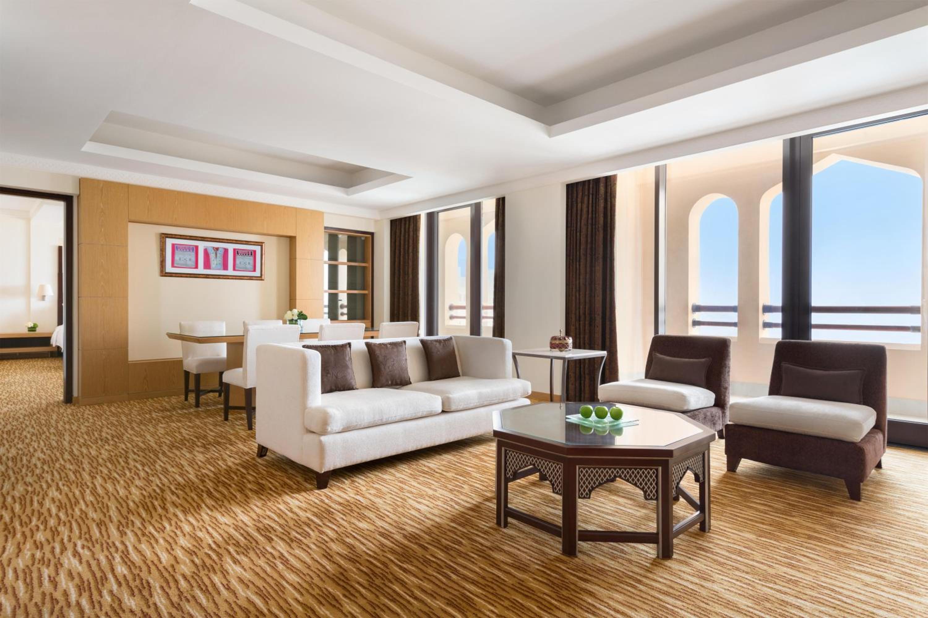 One-Bedroom Deluxe King Suite with Sea View - Photo 5