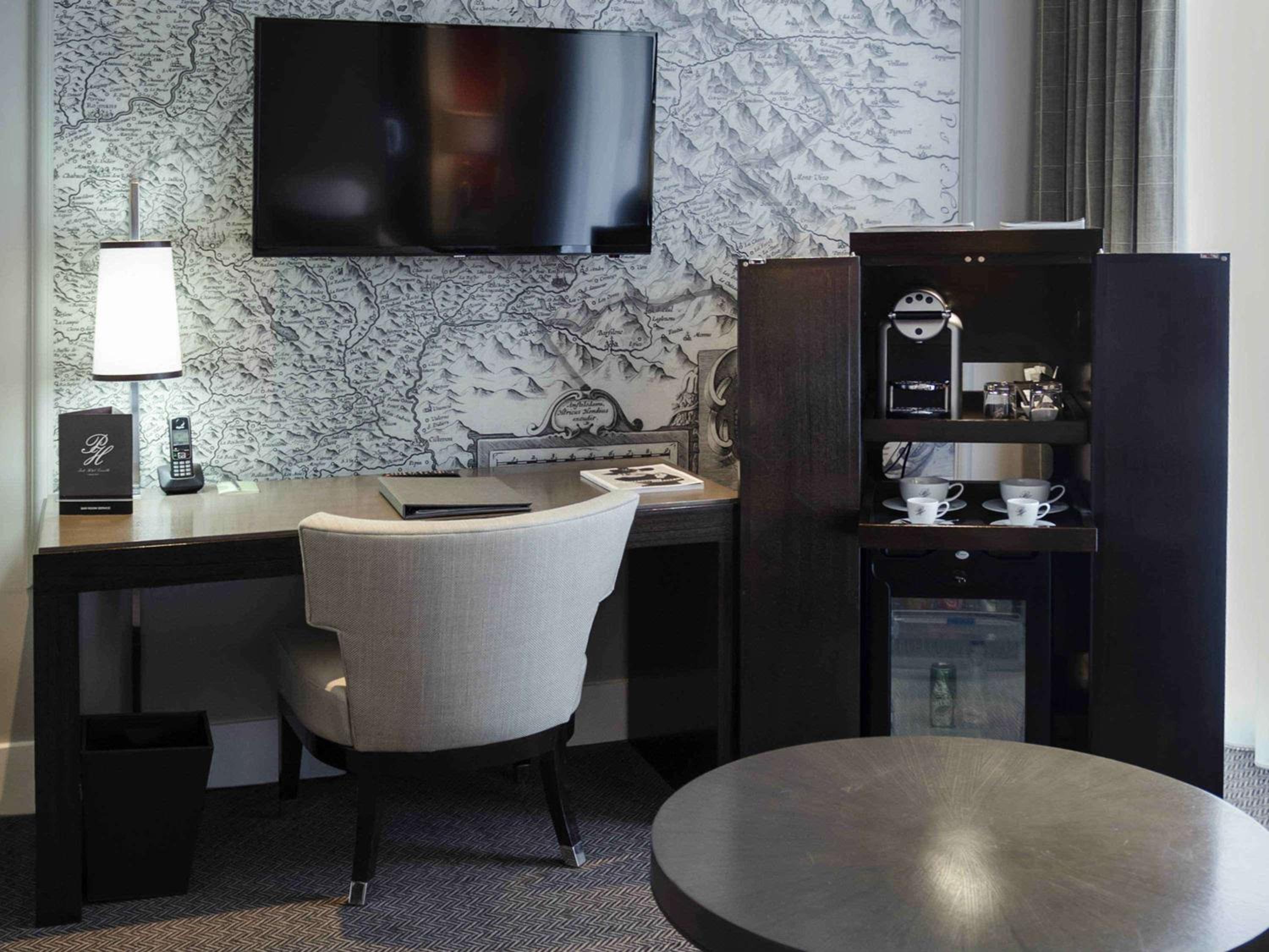 Deluxe City View Room with Queen Bed - Photo 4
