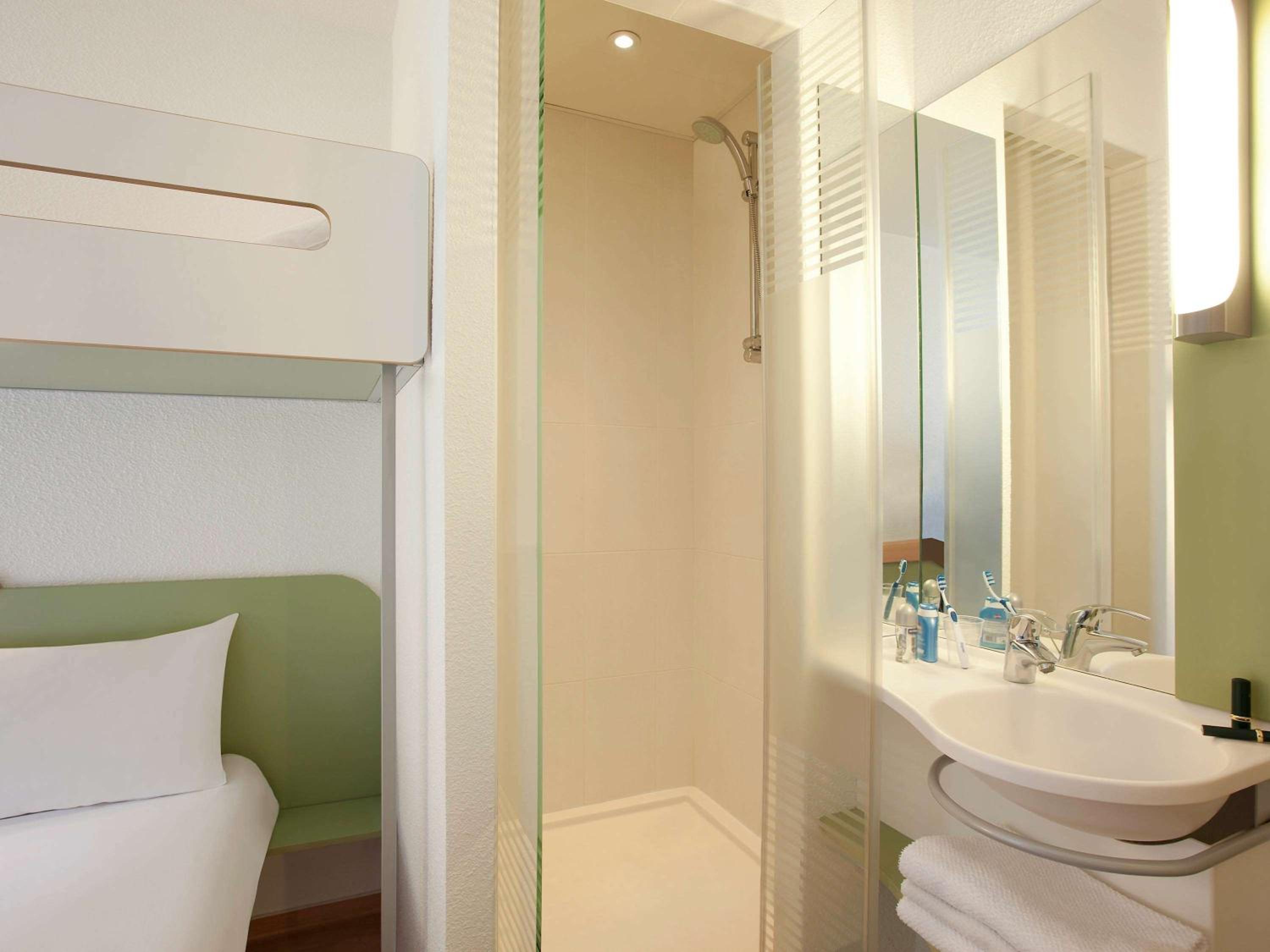 Triple Room With One Double Bed And One Bunk Bed - Photo 9