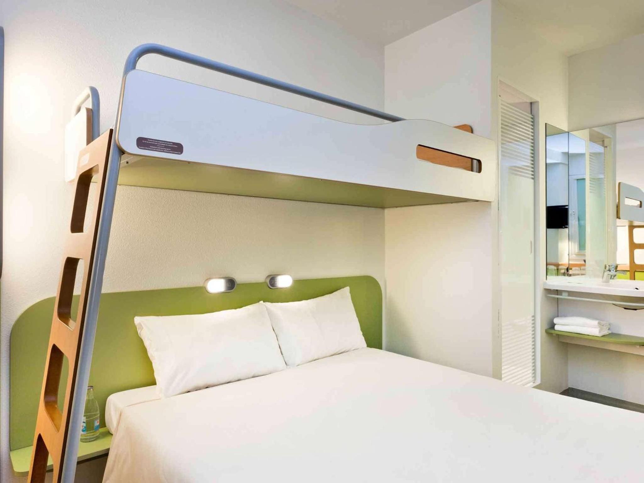 Triple Room with One Double Bed and One Bunk Bed - Photo 2