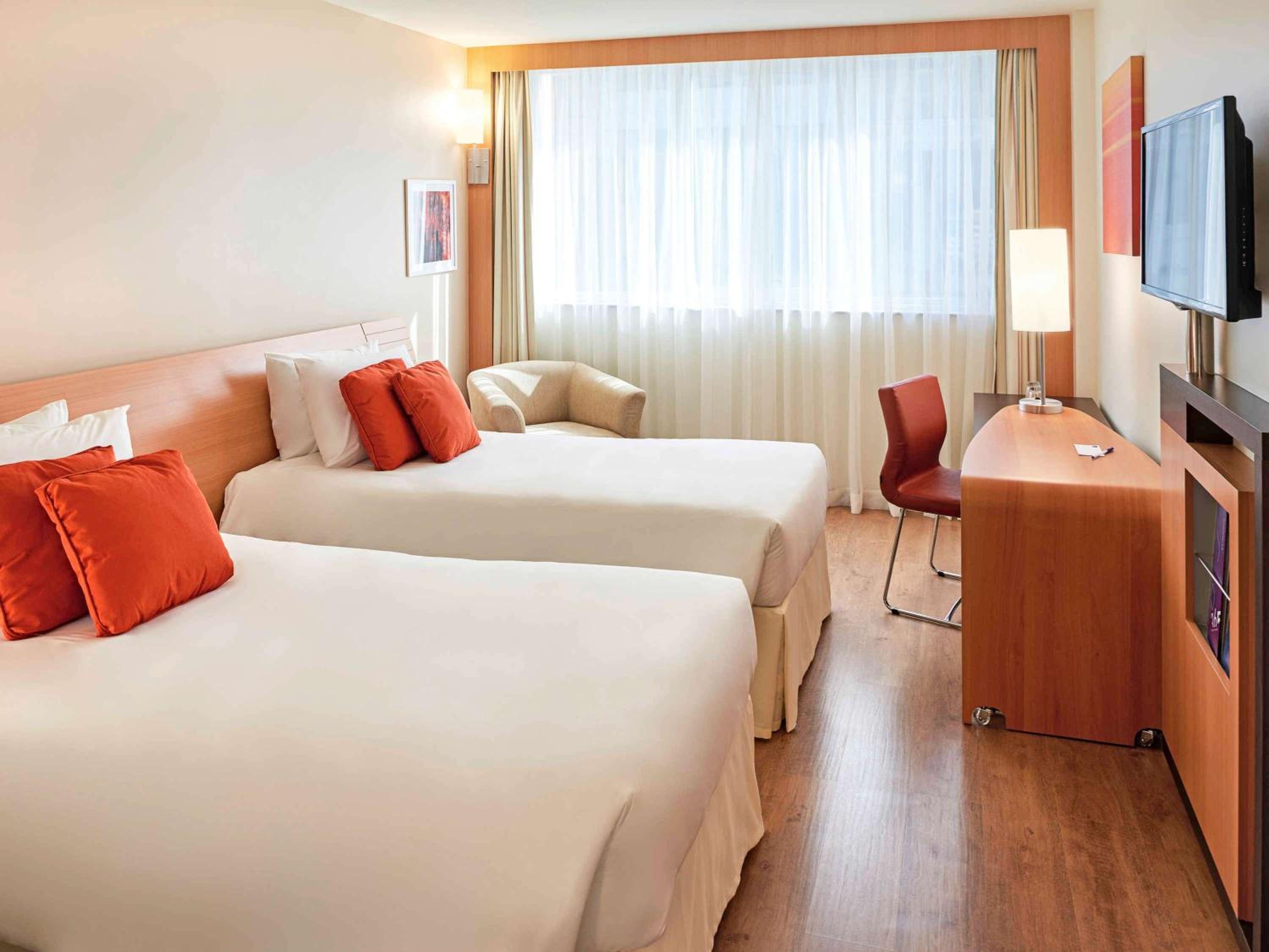 Superior Apartment with Two Single Beds and Side Sea View