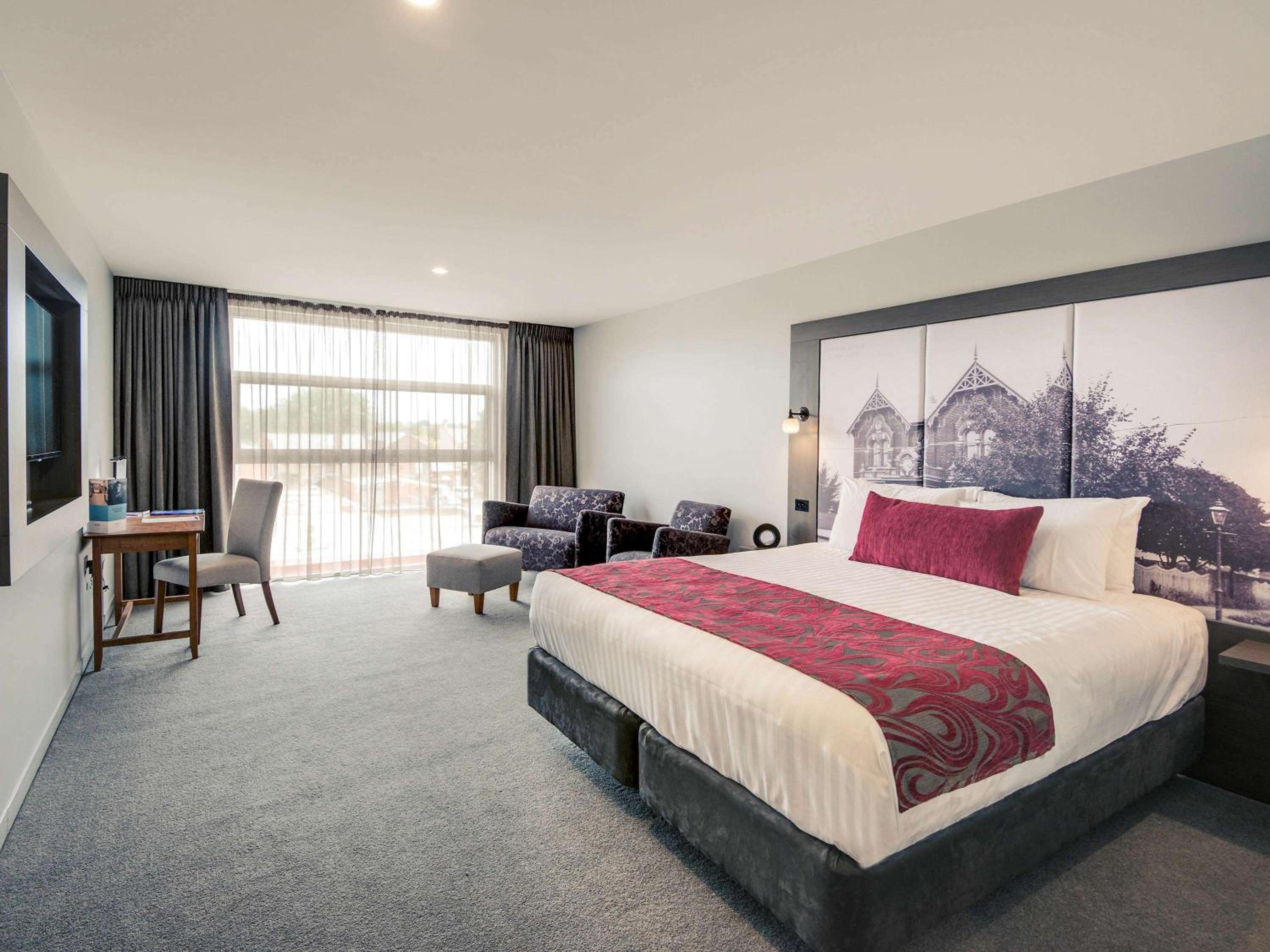 Superior Room with King Bed photo 2