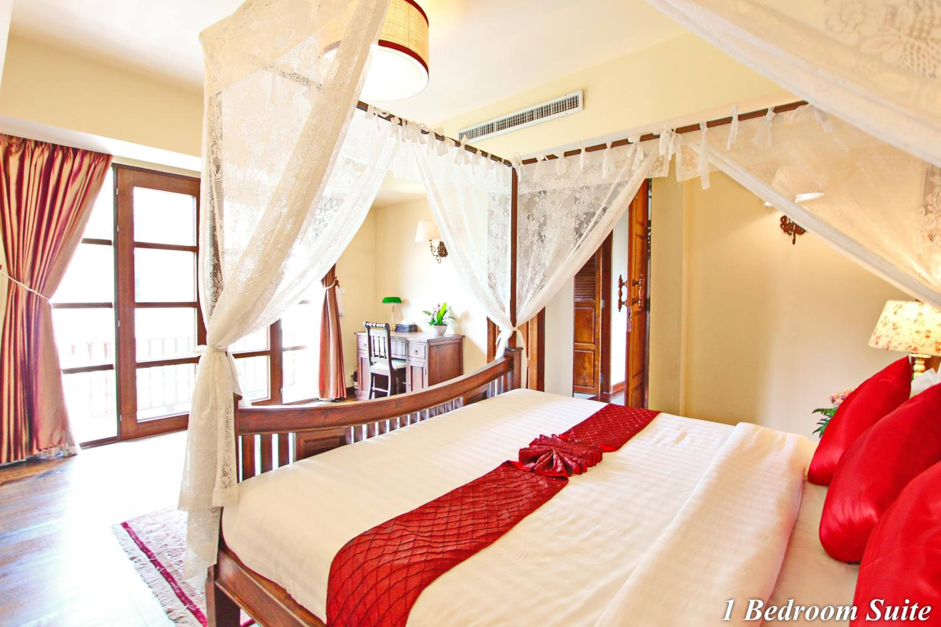 One-Bedroom Suite with Spa Bath - Photo 2