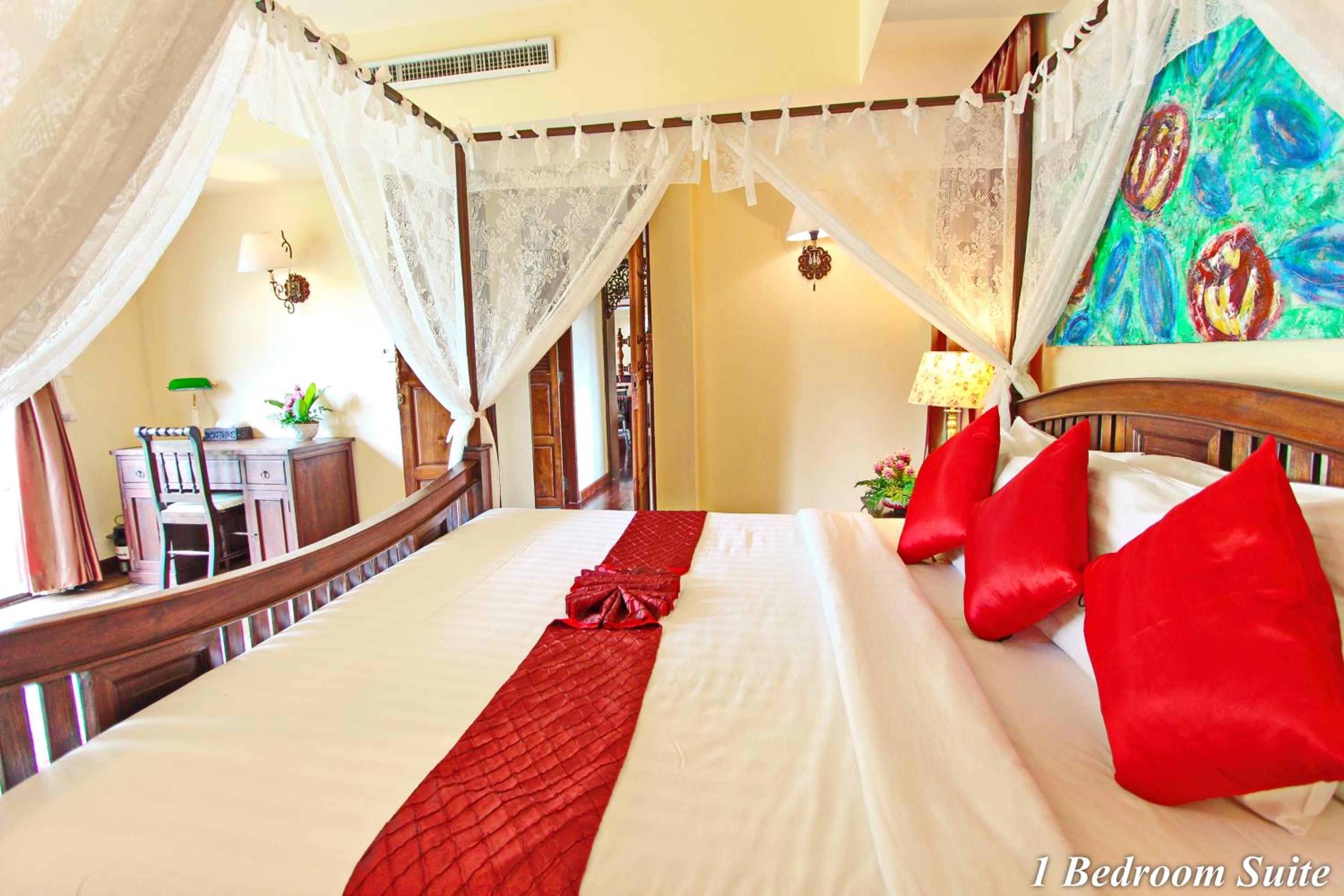 One-Bedroom Suite with Spa Bath - Photo 3