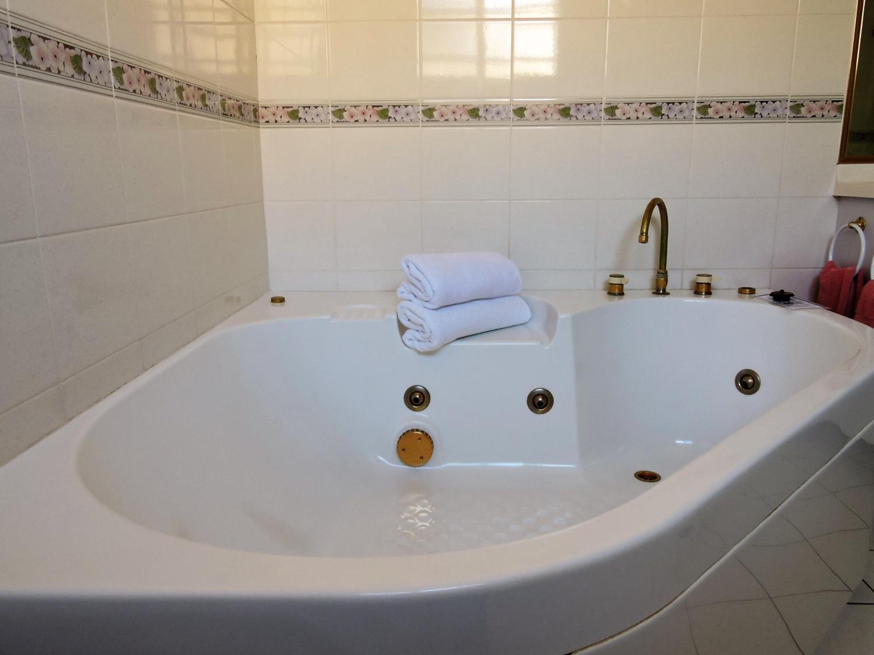 King Room with Spa Bath - Photo 8