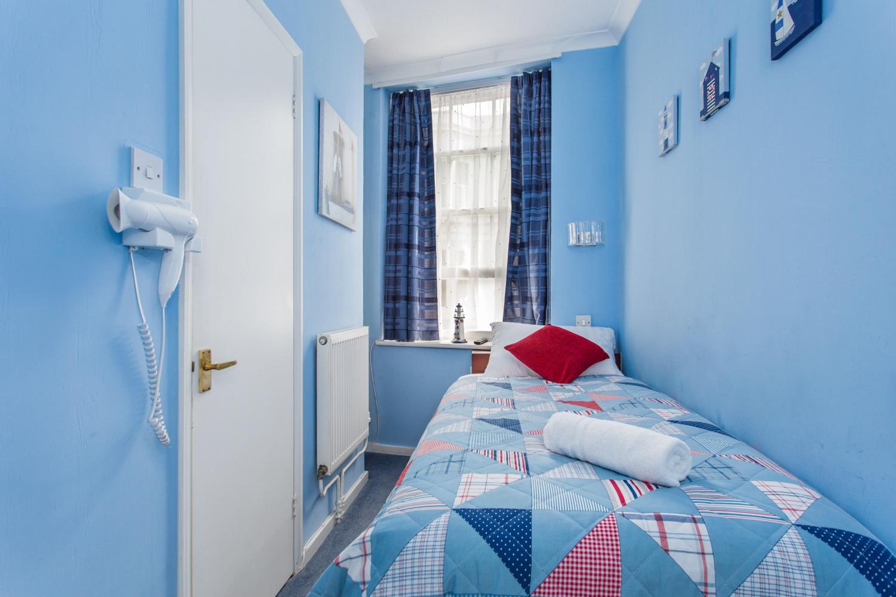 Single Room - Red & Blue  photo 3