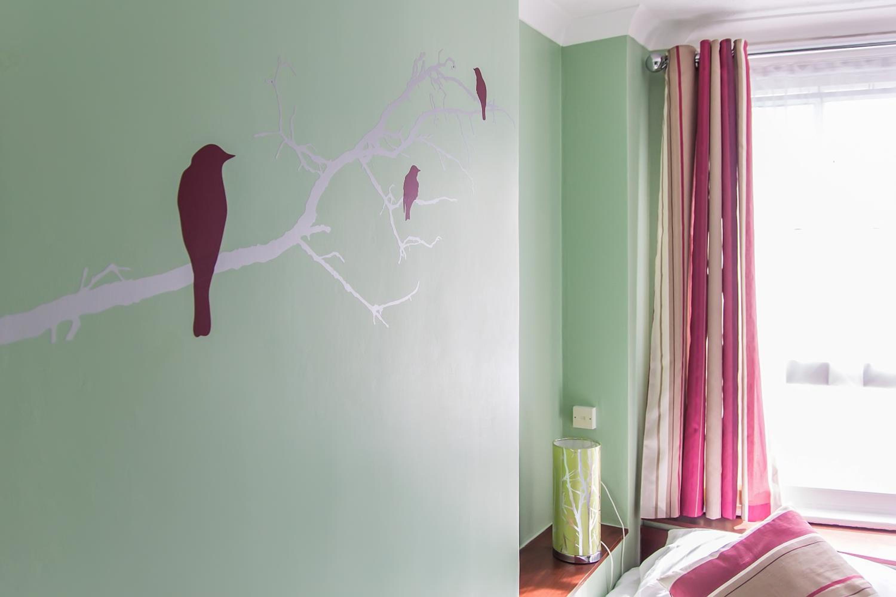 Single Room - Green & Claret photo 2
