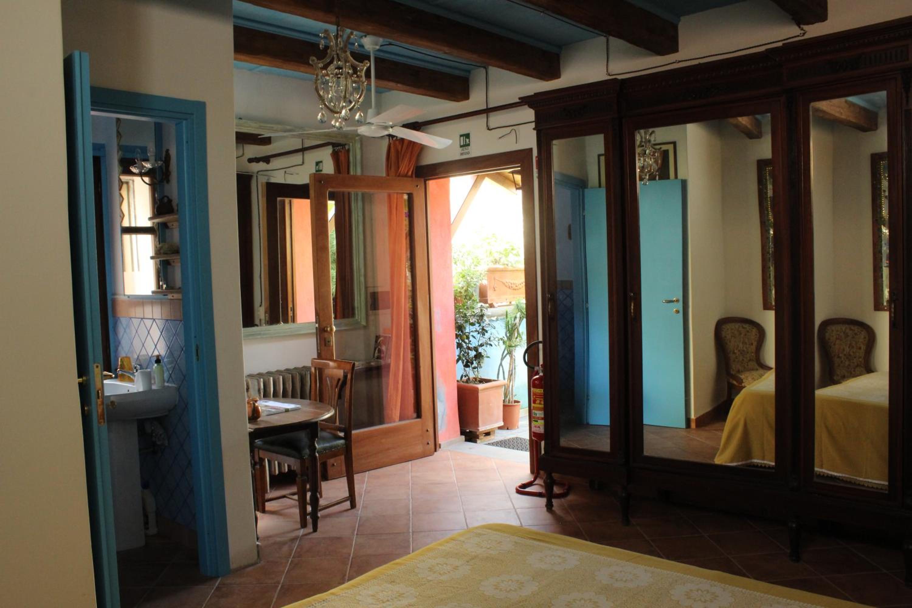 Double or Twin Room with Private Bathroom - Photo 4