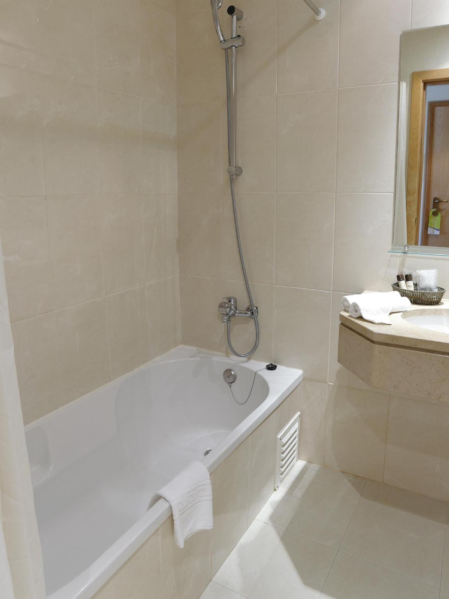 Double or Twin Room with Extra Bed - Photo 3