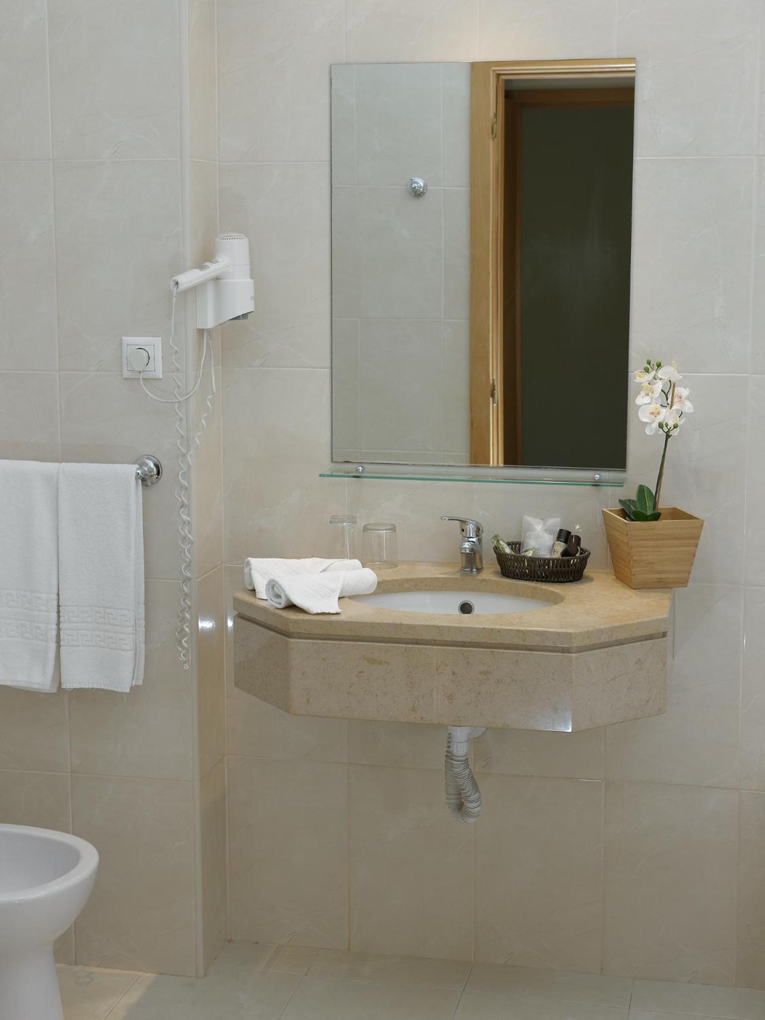Twin Room - Photo 3