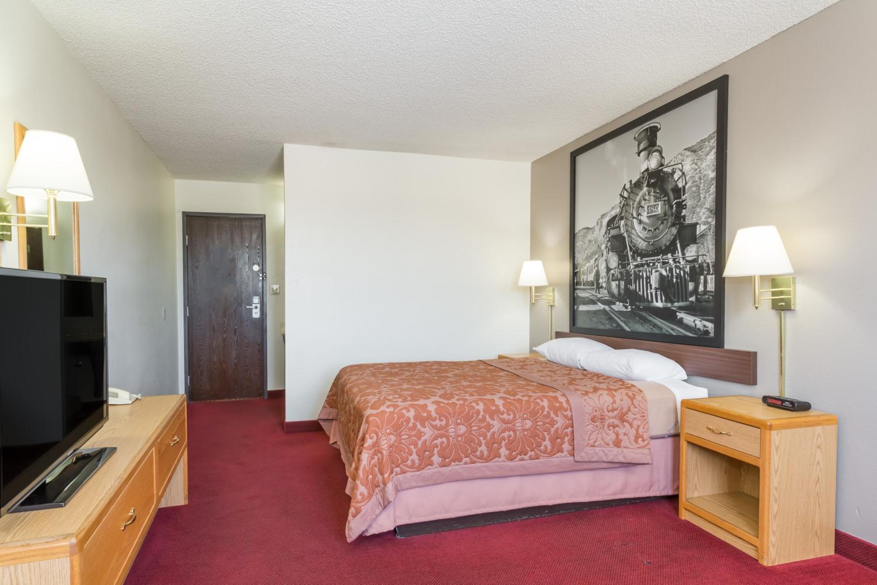 Queen Room - Non-Smoking - Photo 1