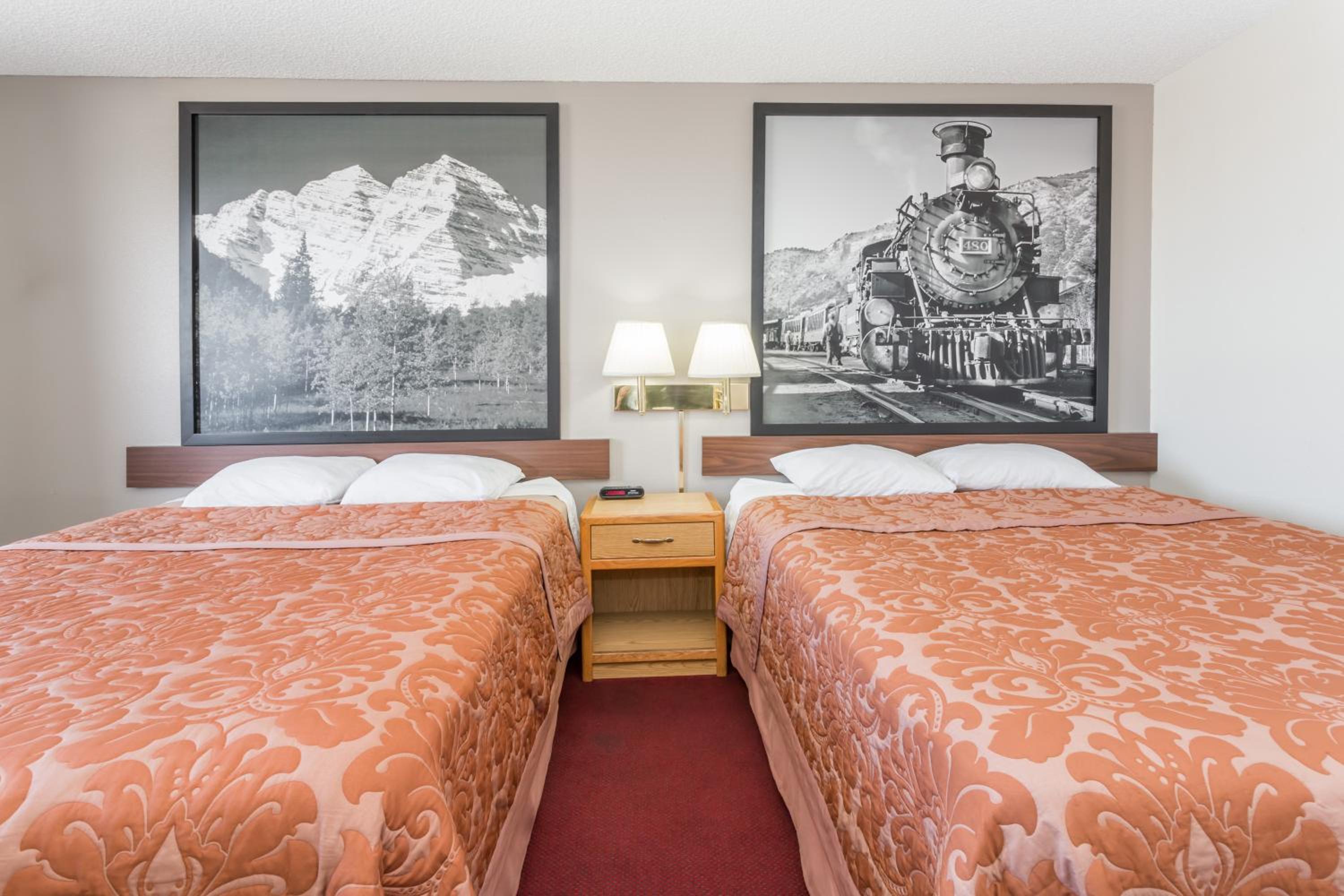 Queen Room with Two Queen Beds - Non-Smoking - Photo 2