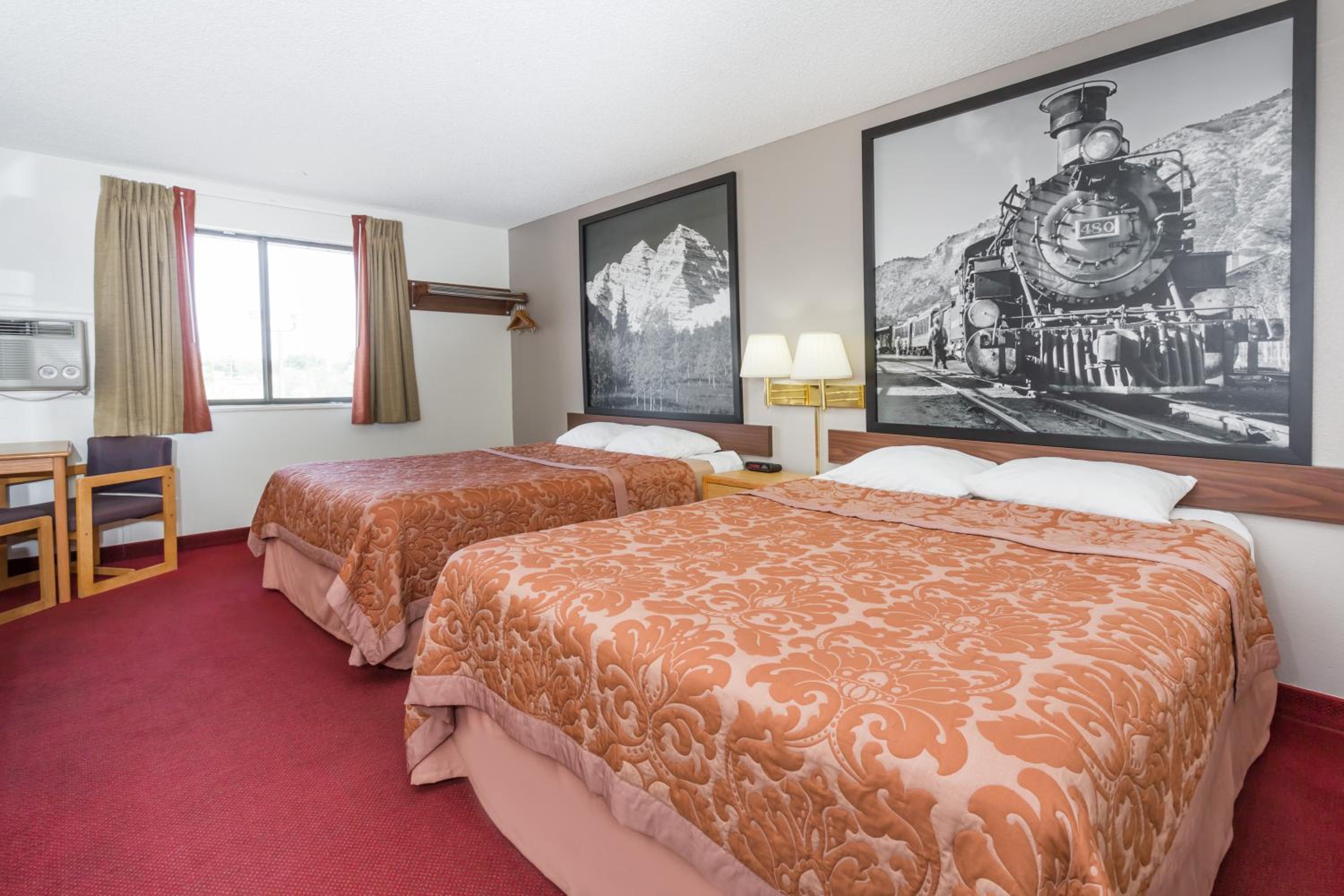 Queen Room with Two Queen Beds - Non-Smoking - Photo 3