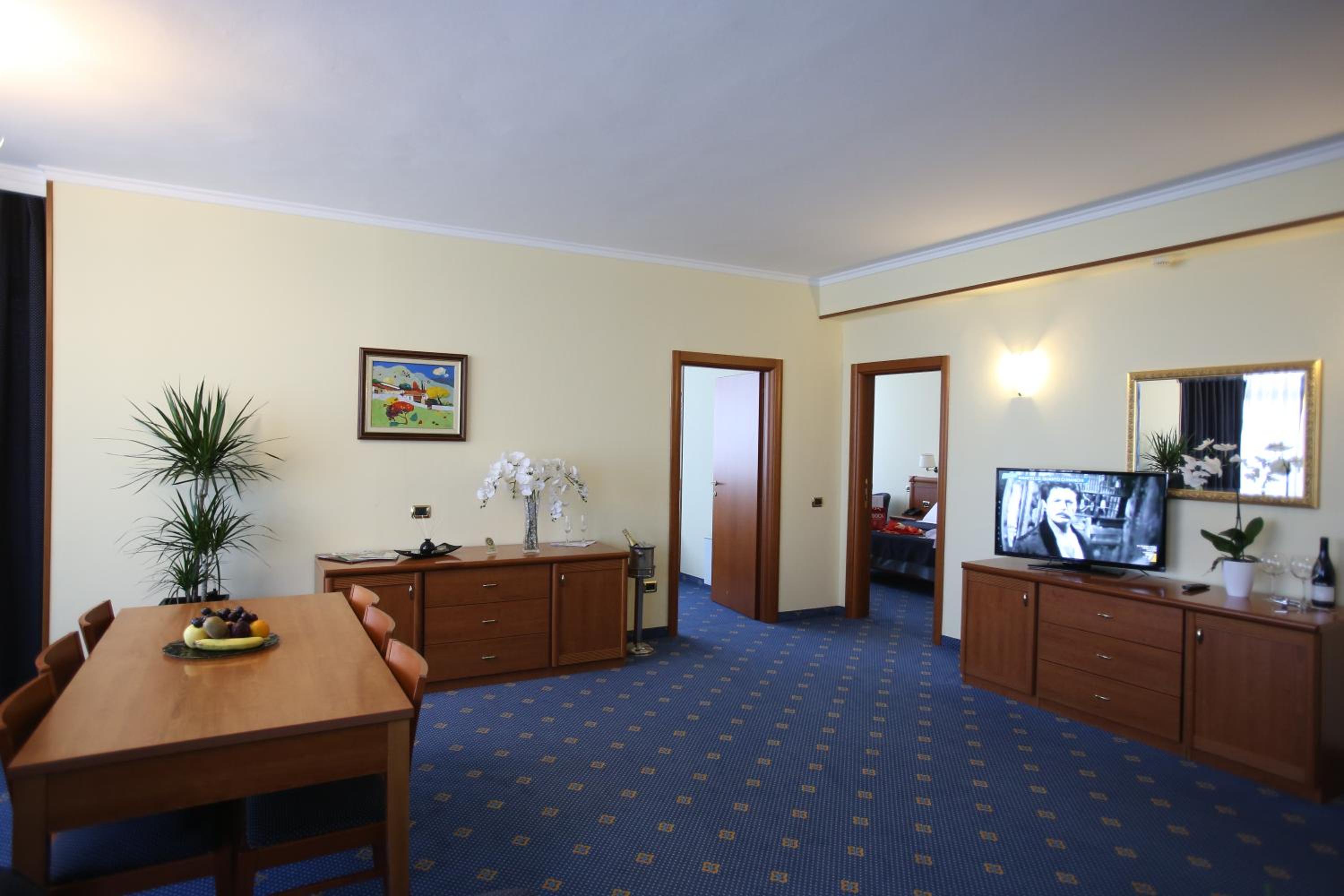 Two-Bedroom Apartment with Pool View photo 2