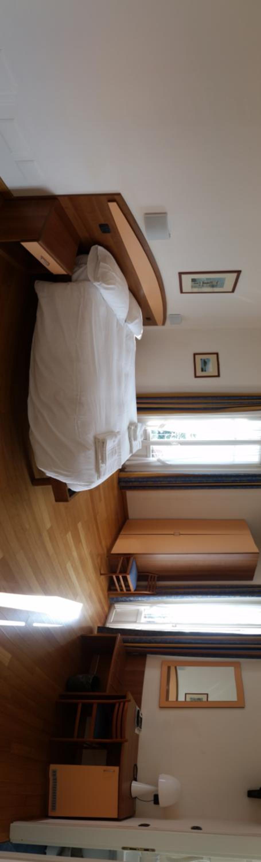 Double or Twin Room with Lake View - Photo 17