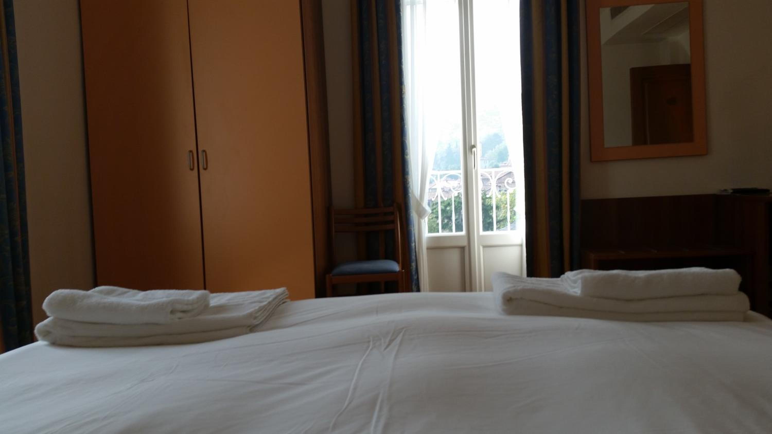 Double or Twin Room with Lake View - Photo 16