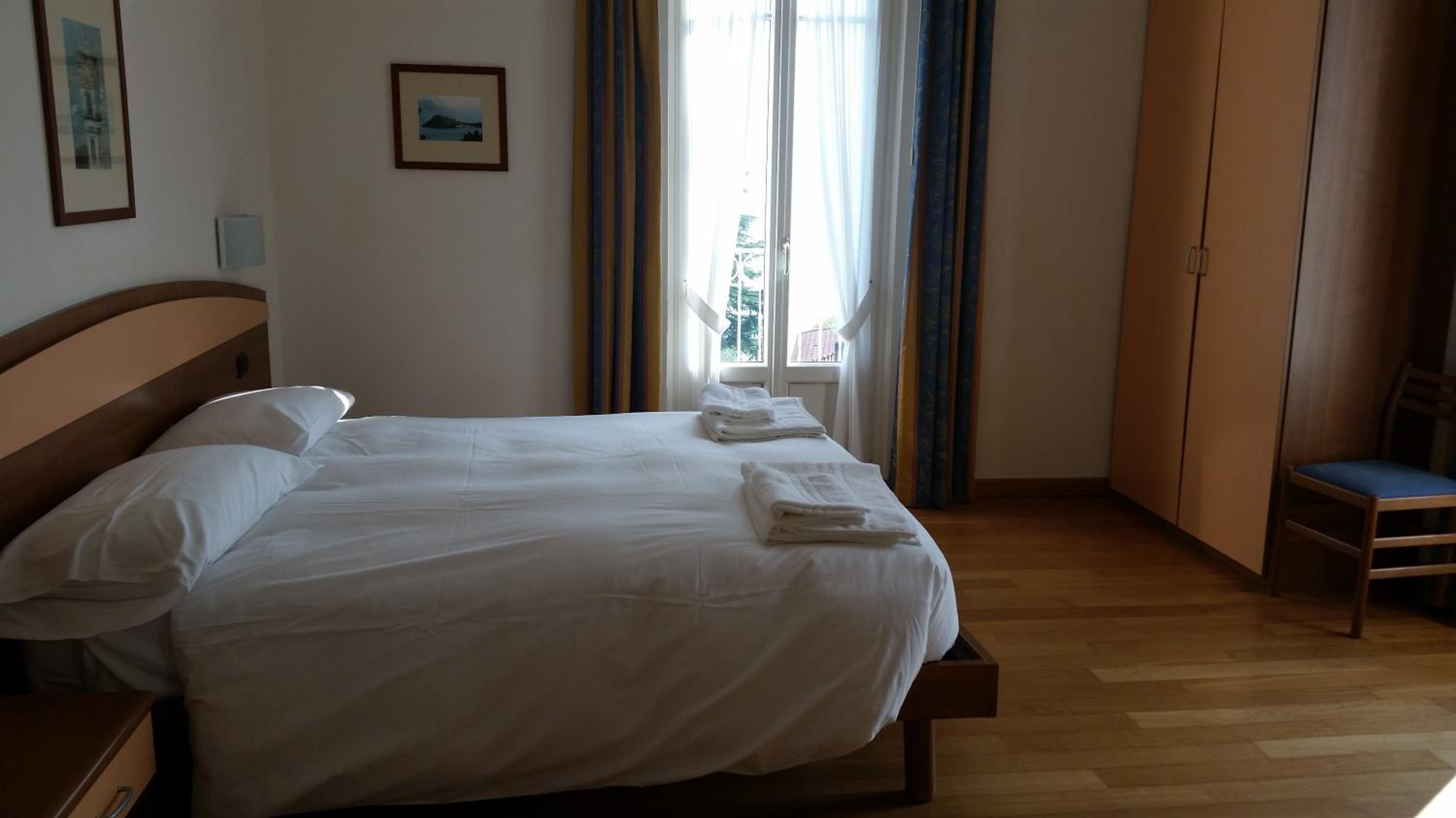 Double or Twin Room with Lake View - Photo 3
