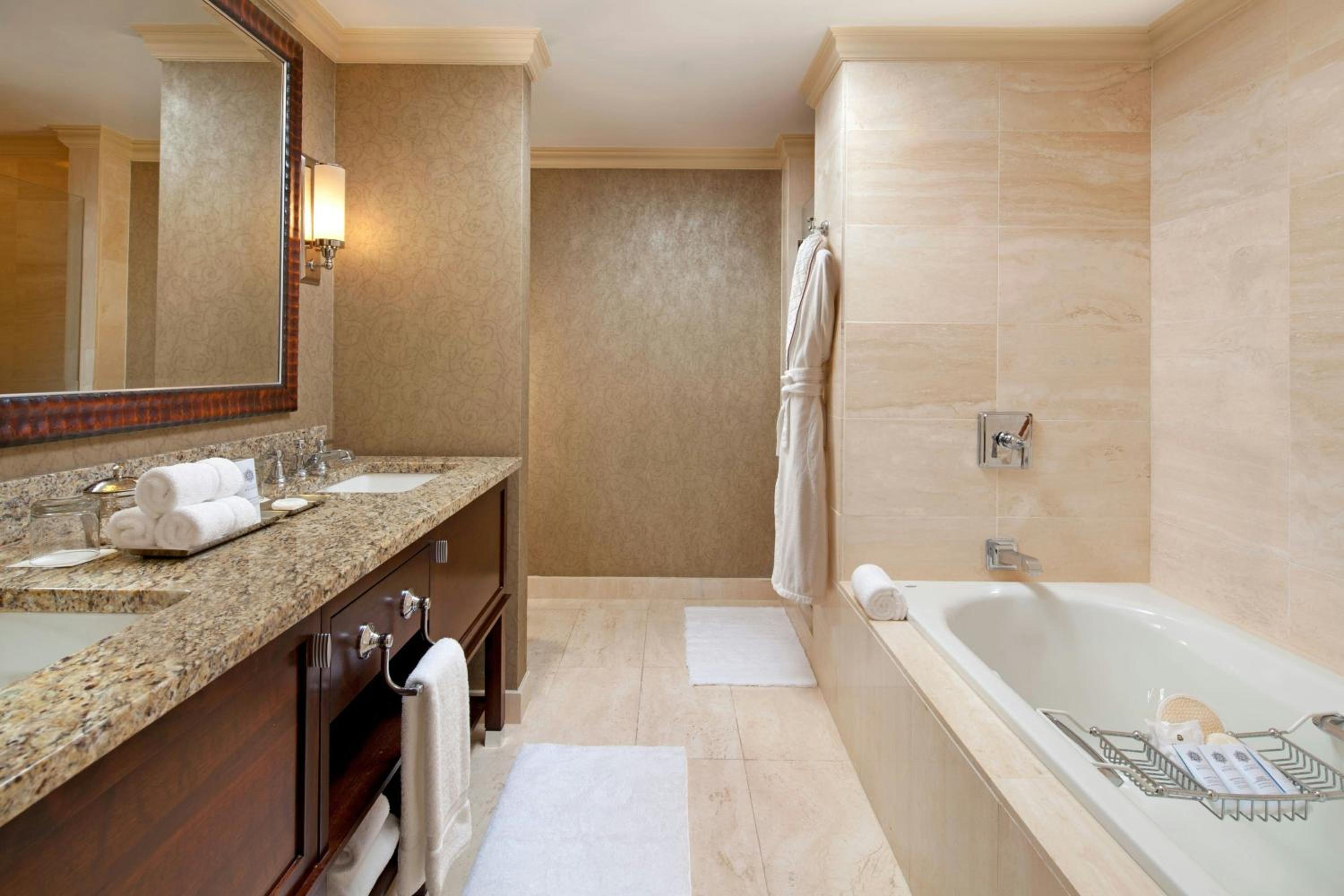 One-Bedroom Corner Astor Suite with King Bed - Photo 2