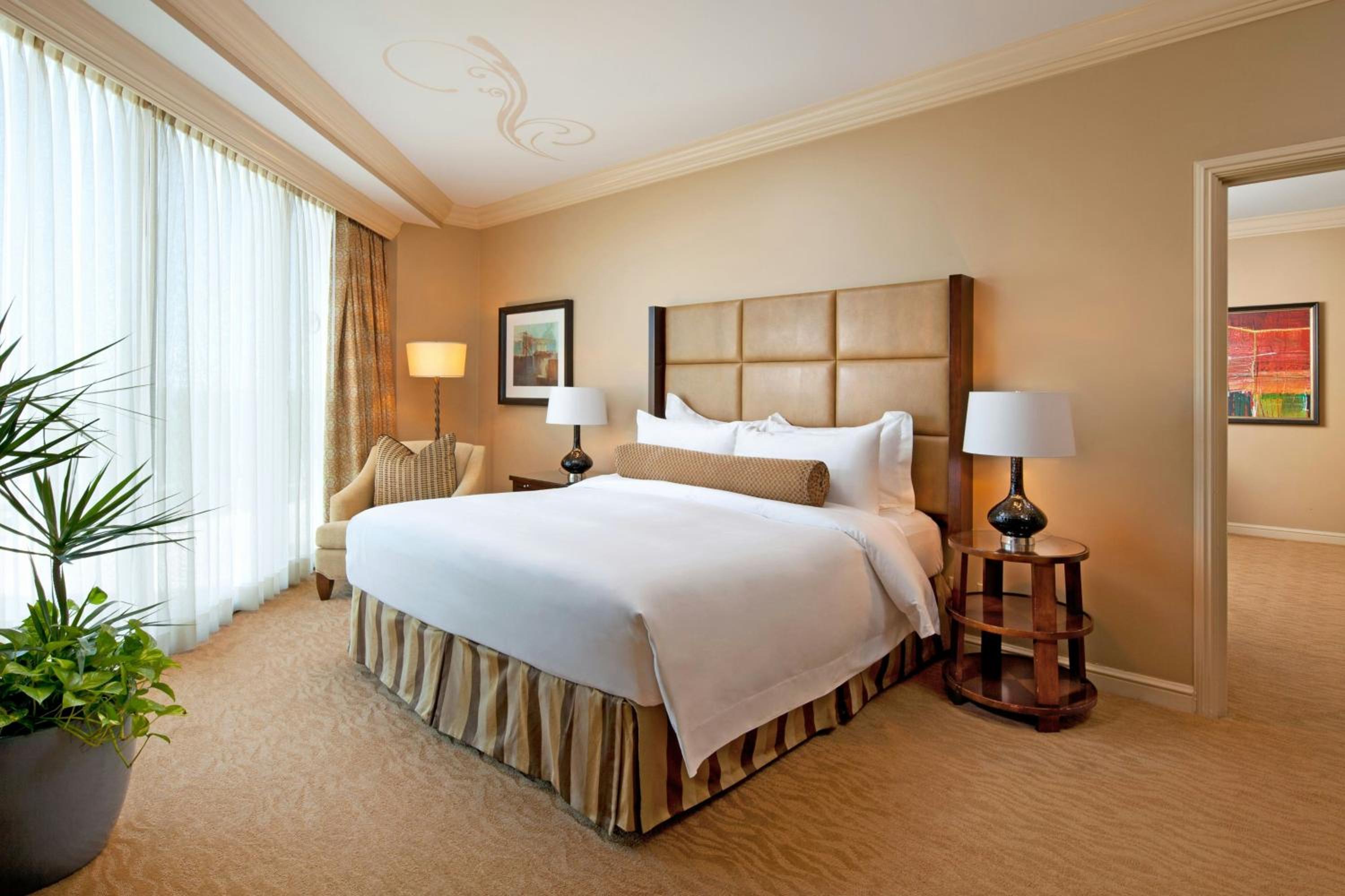 One-Bedroom Corner Astor Suite with King Bed - Photo 3