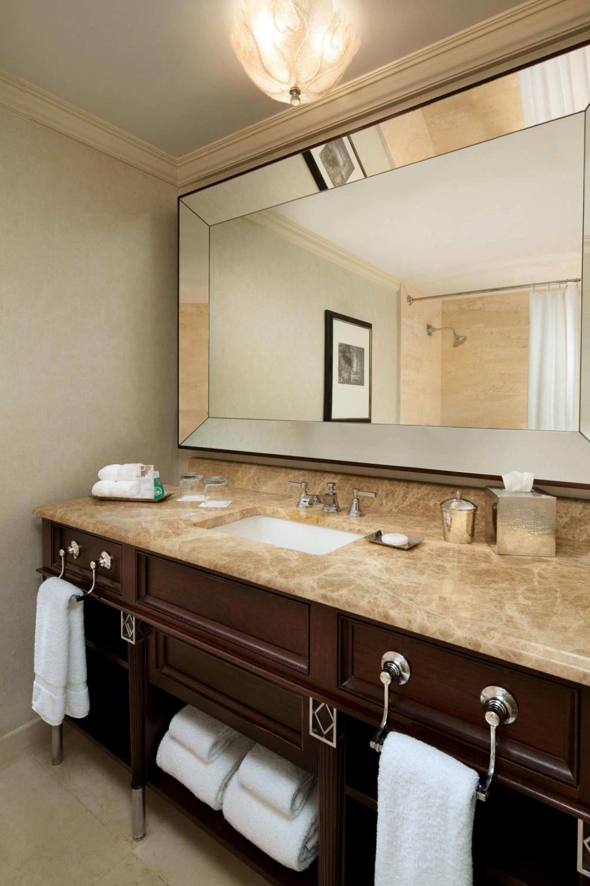 Deluxe King Room - Photo 3