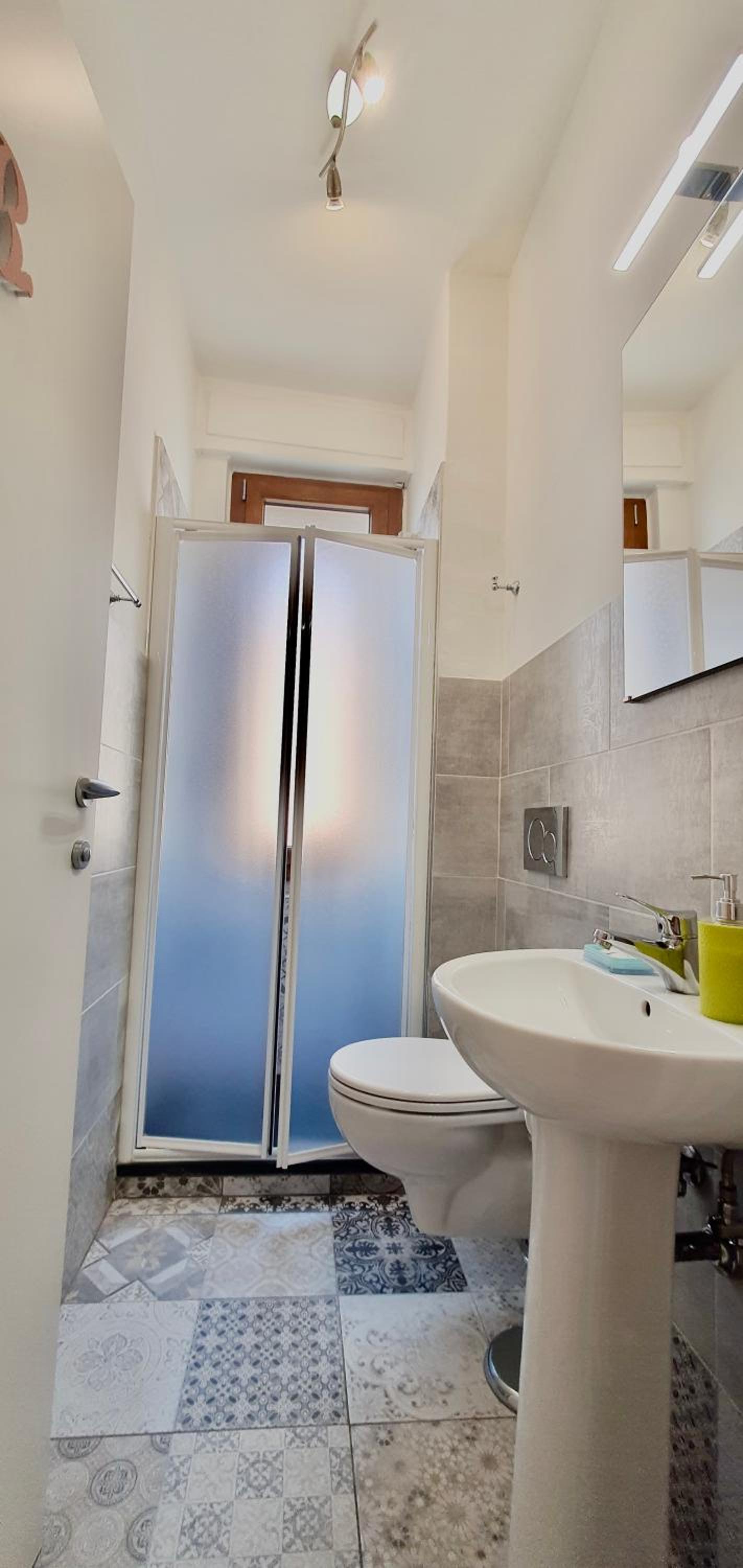 Single Room with Shared Shower and Toilet photo 3