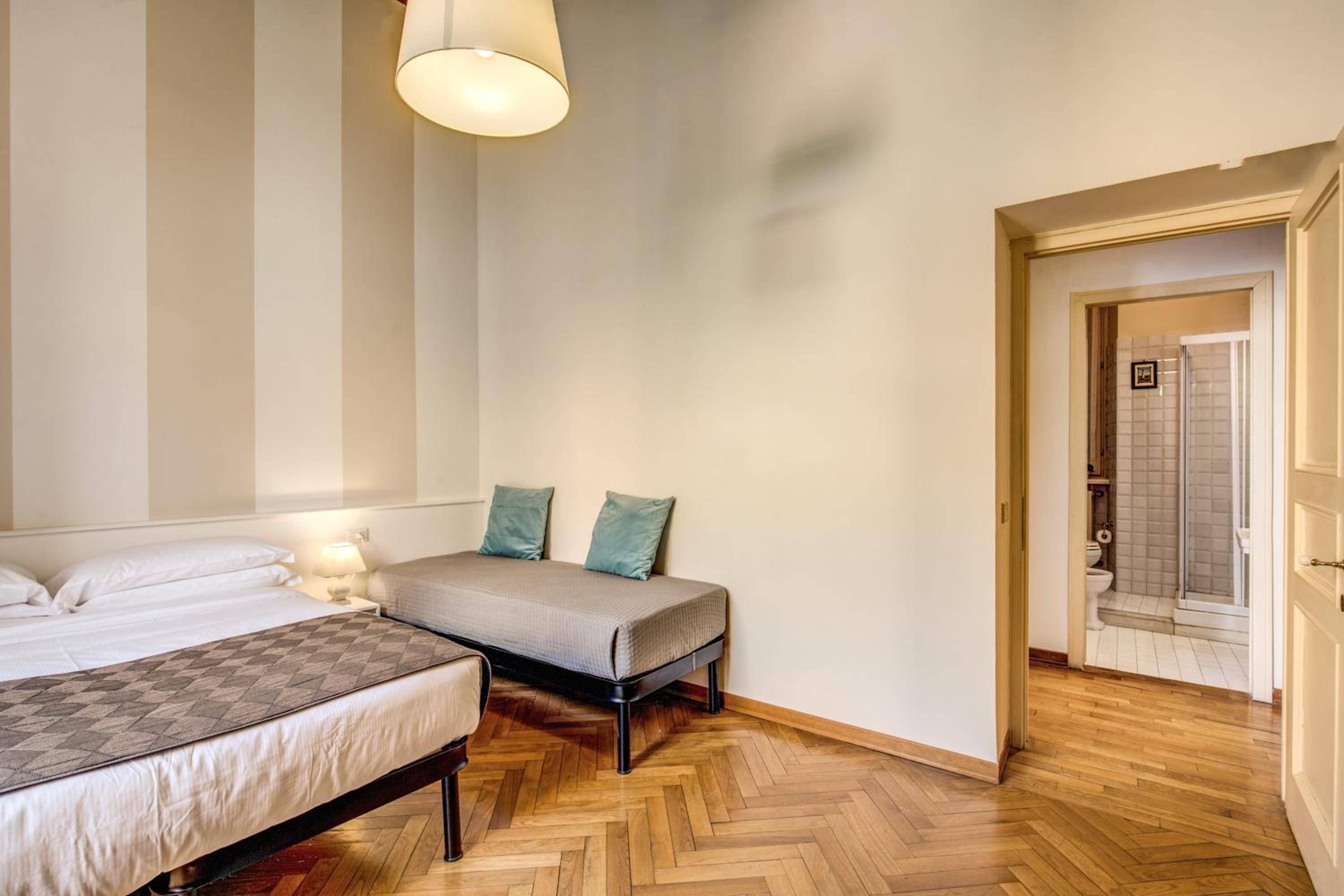 Deluxe Three-Bedroom Apartment with Terrace photo 2