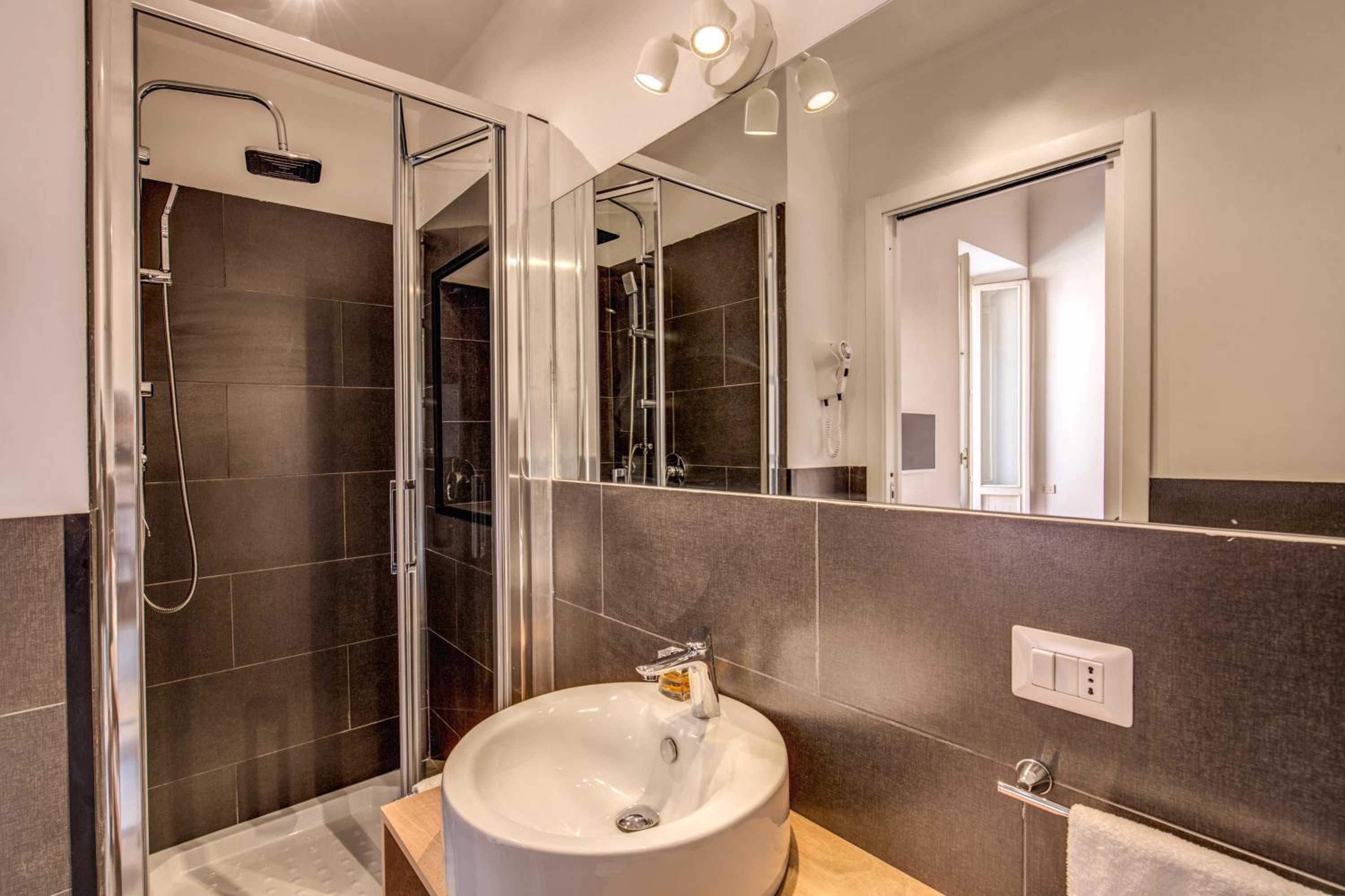 Deluxe Three-Bedroom Apartment with Terrace photo 3
