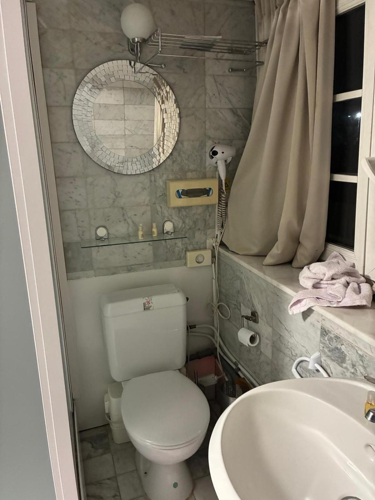Single Room with Bath photo 3