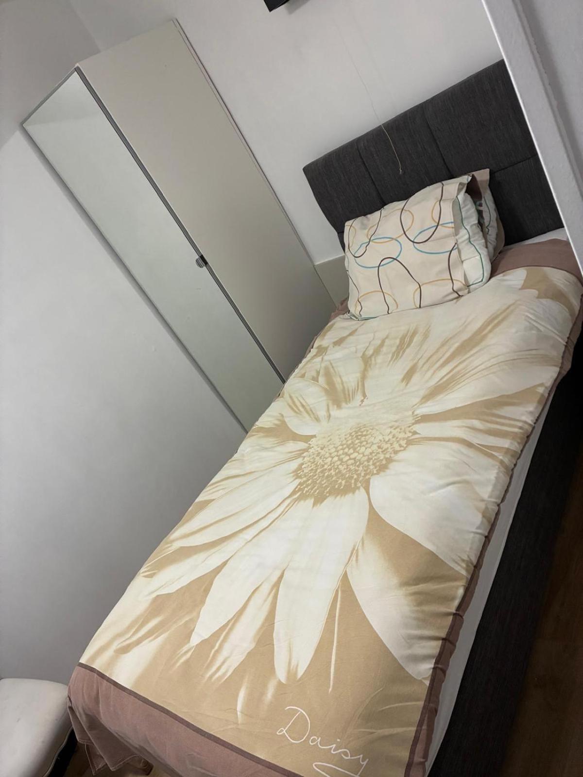 Single Room with Bath photo 2