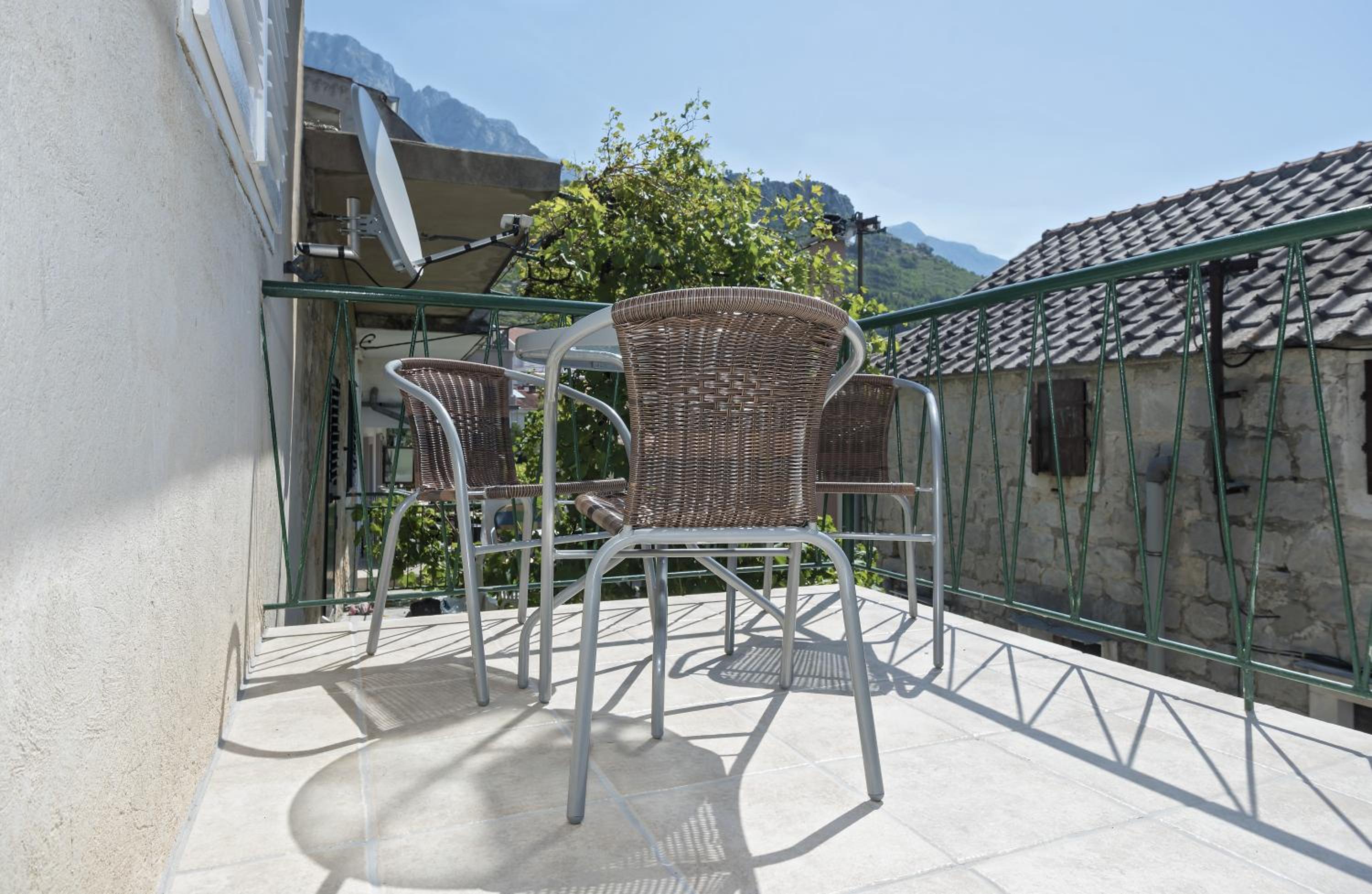 Apartment with Balcony photo 2