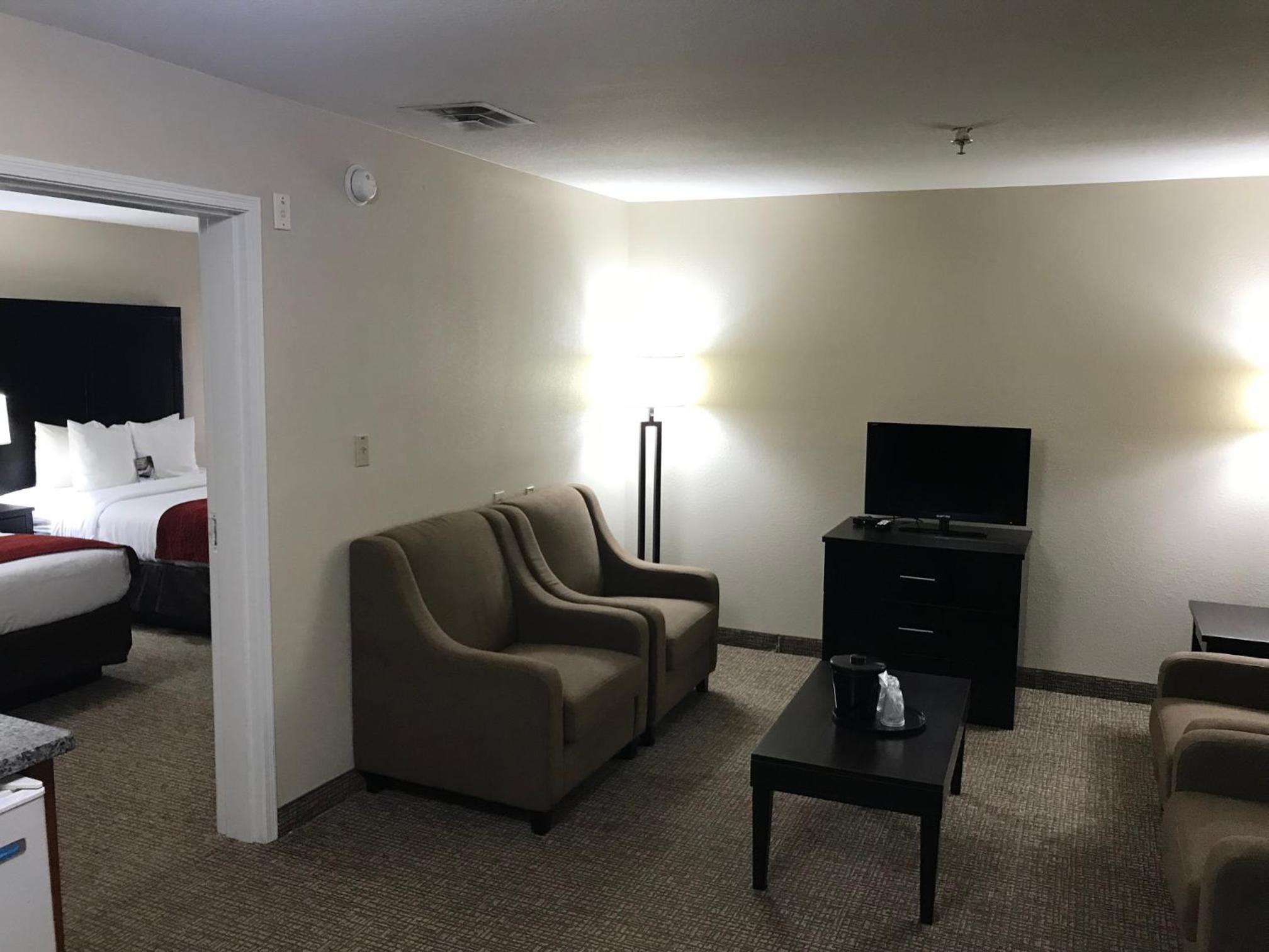 Queen Suite with Two Queen Beds and Living Room - Non Smoking - Photo 2