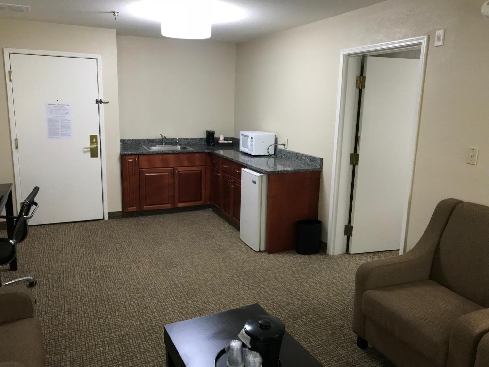 Queen Suite with Two Queen Beds and Living Room - Non Smoking - Photo 3