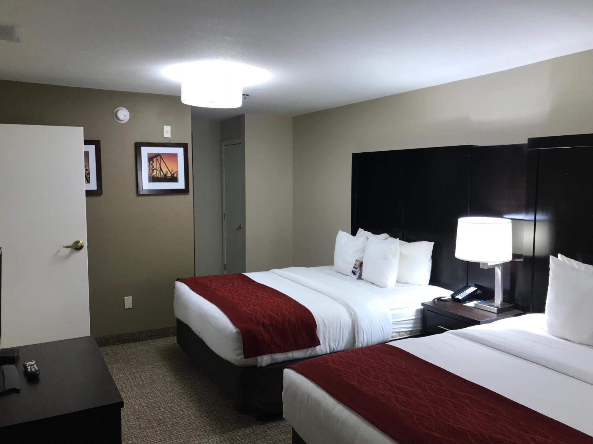Queen Suite with Two Queen Beds and Living Room - Non Smoking - Photo 1