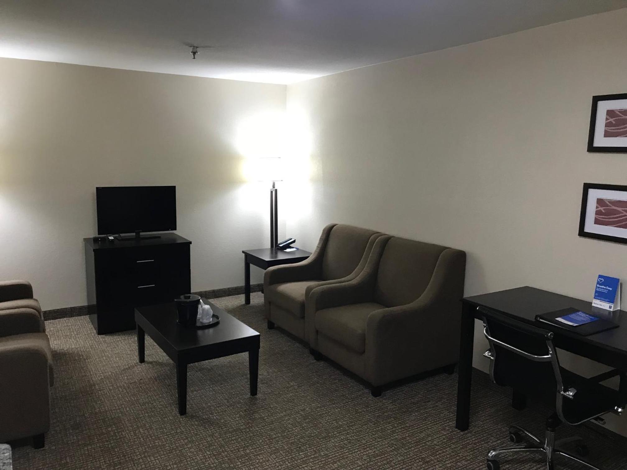 Queen Suite with Two Queen Beds and Living Room - Non Smoking - Photo 4