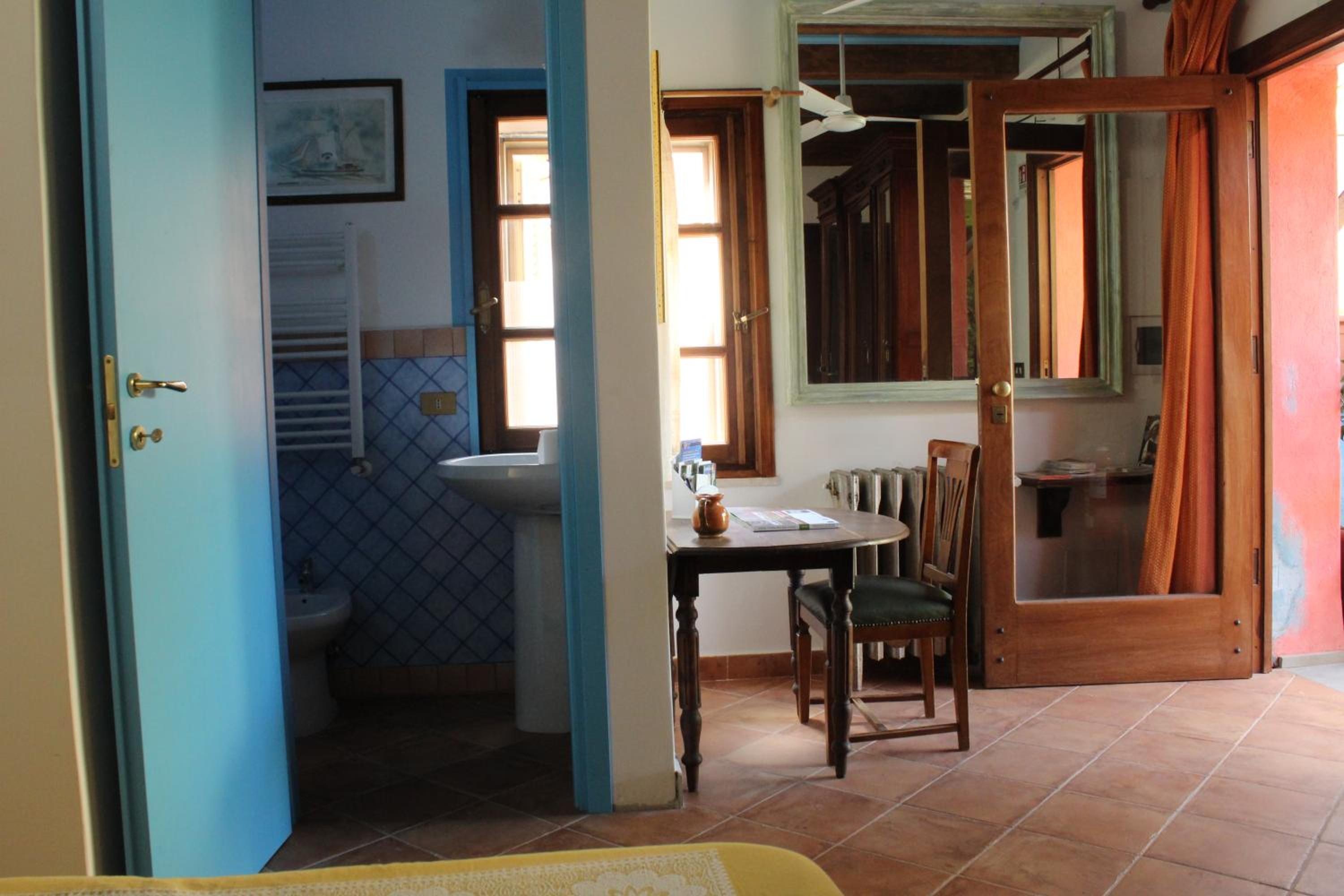 Double or Twin Room with Private Bathroom - Photo 2