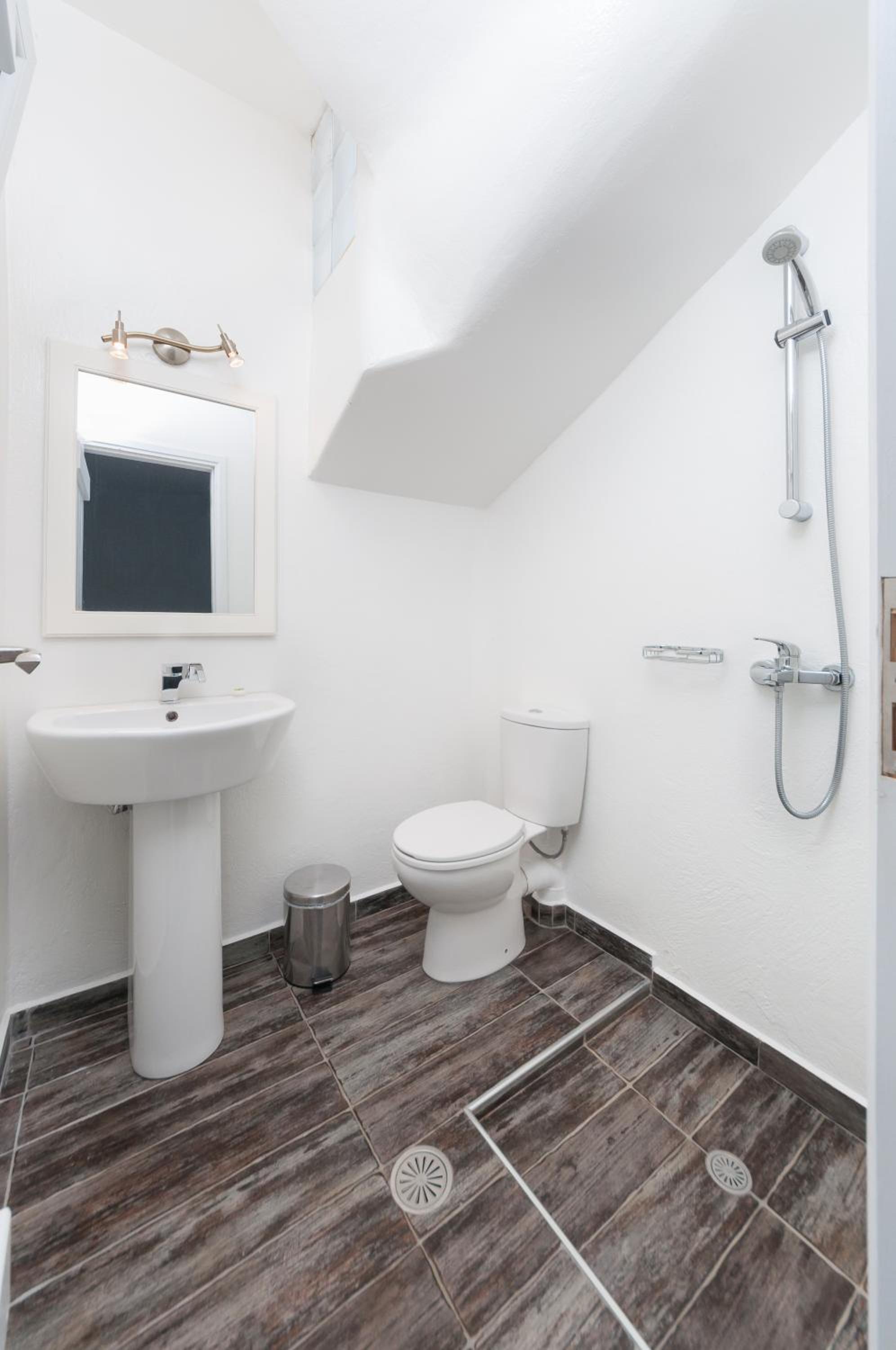 Triple Studio Semi-Basement - Photo 2