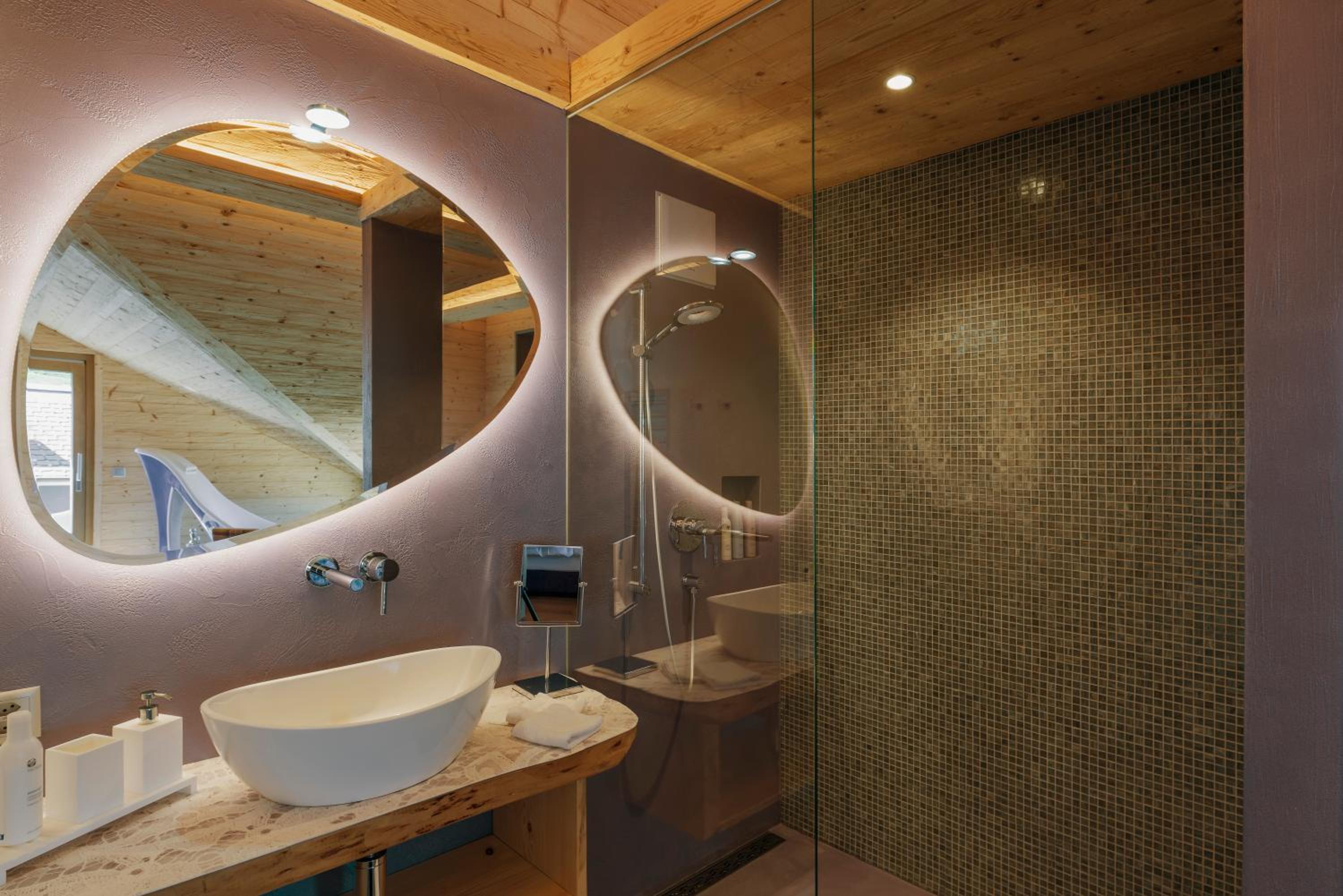 Suite with Balcony - Photo 6