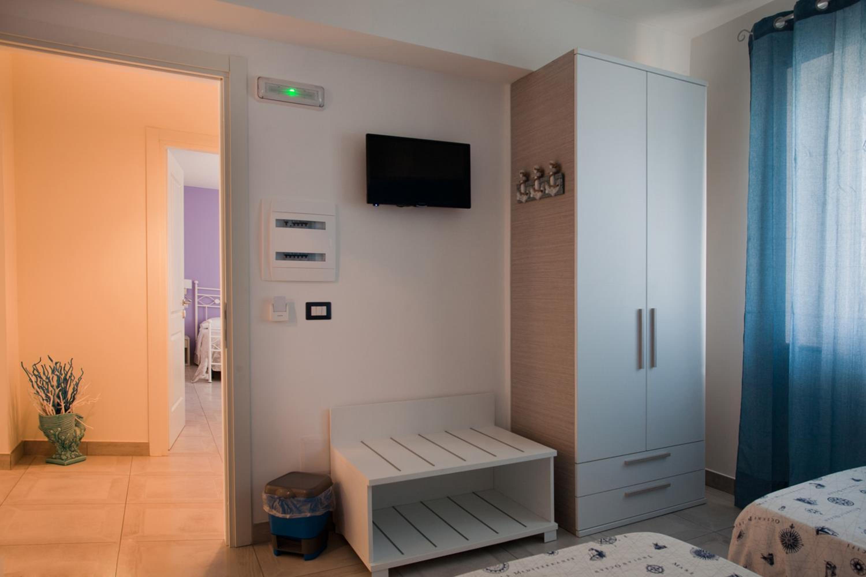Double or Twin Room with Sea View - Photo 12