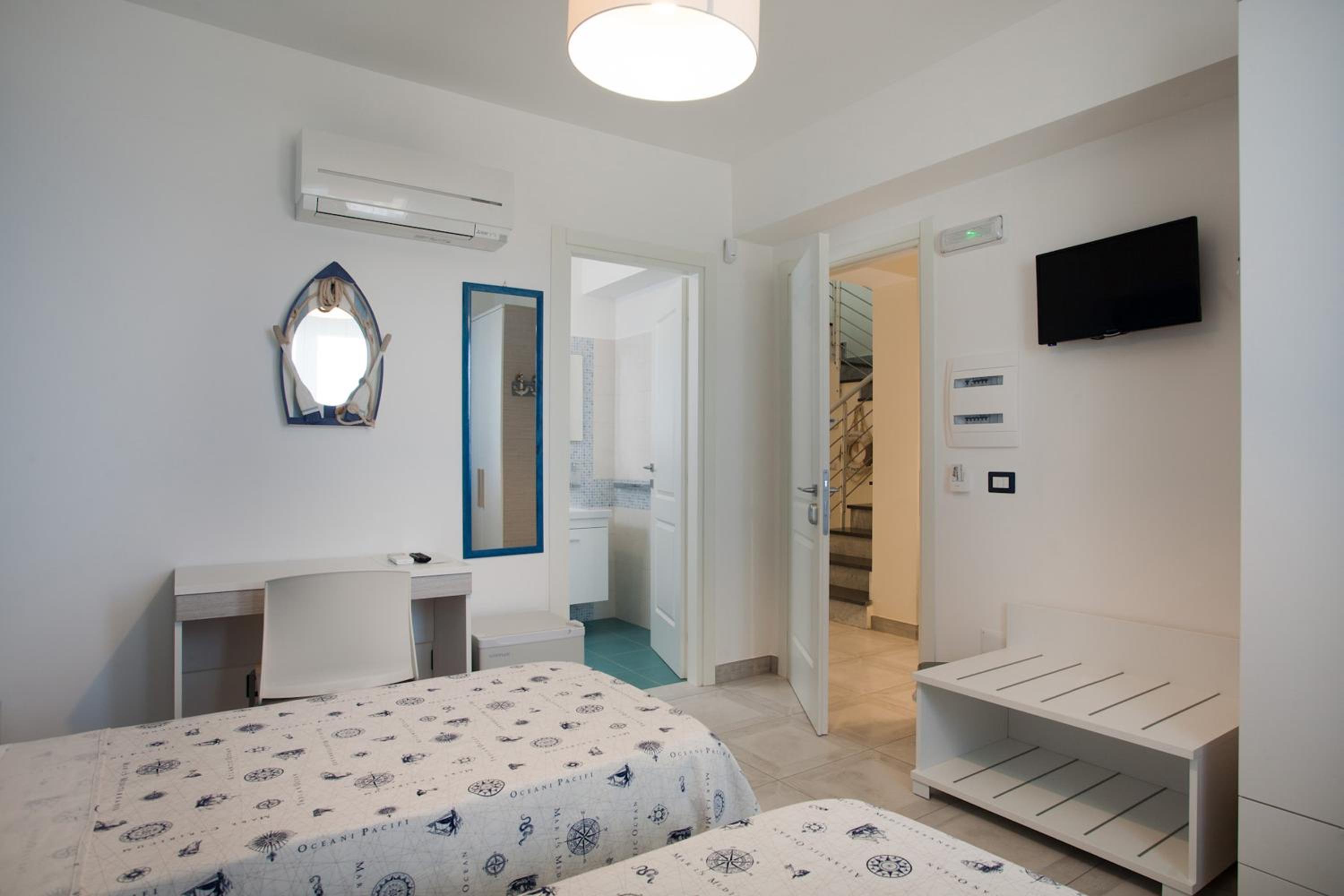 Double or Twin Room with Sea View - Photo 13